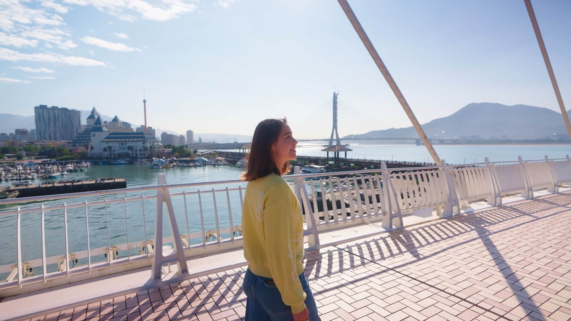 遠處的淡江大橋在交通以及建築與美學上，都有重大意義。 © The MICHELIN Guide
