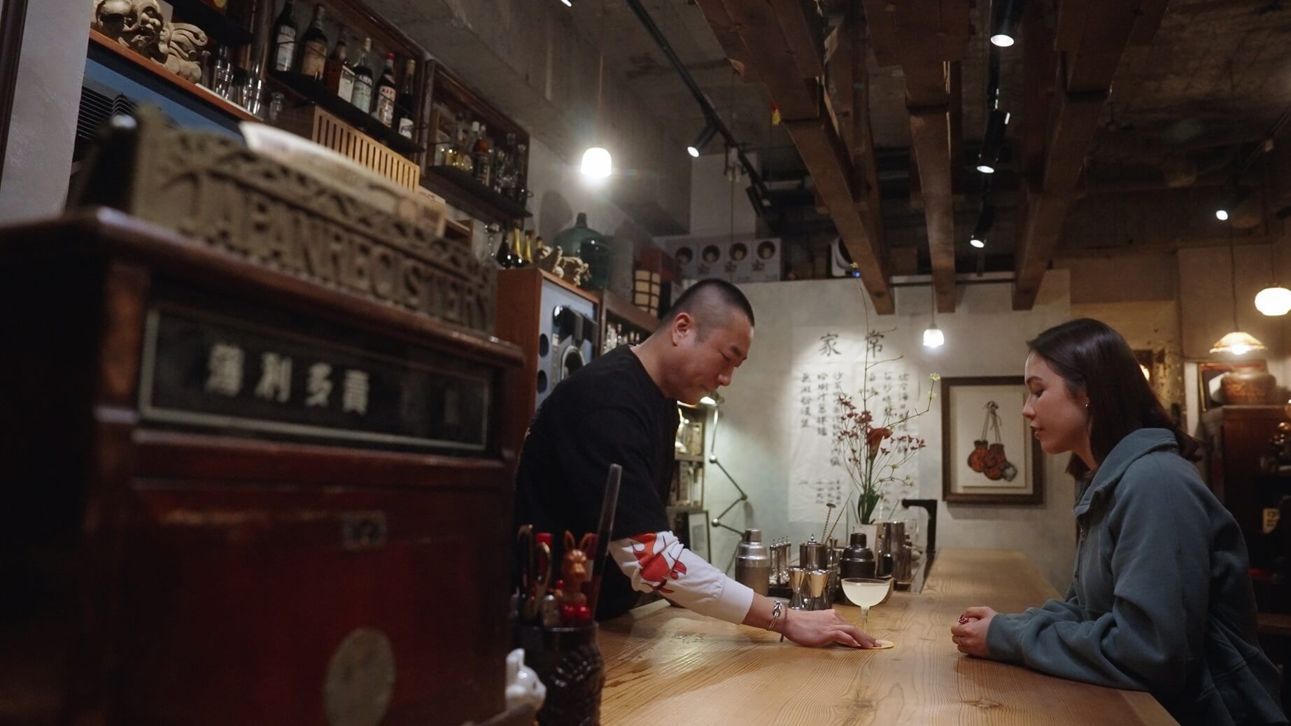 調酒師尹德凱在「無」為 O'Conner 呈現一款經典調酒。© The MICHELIN Guide