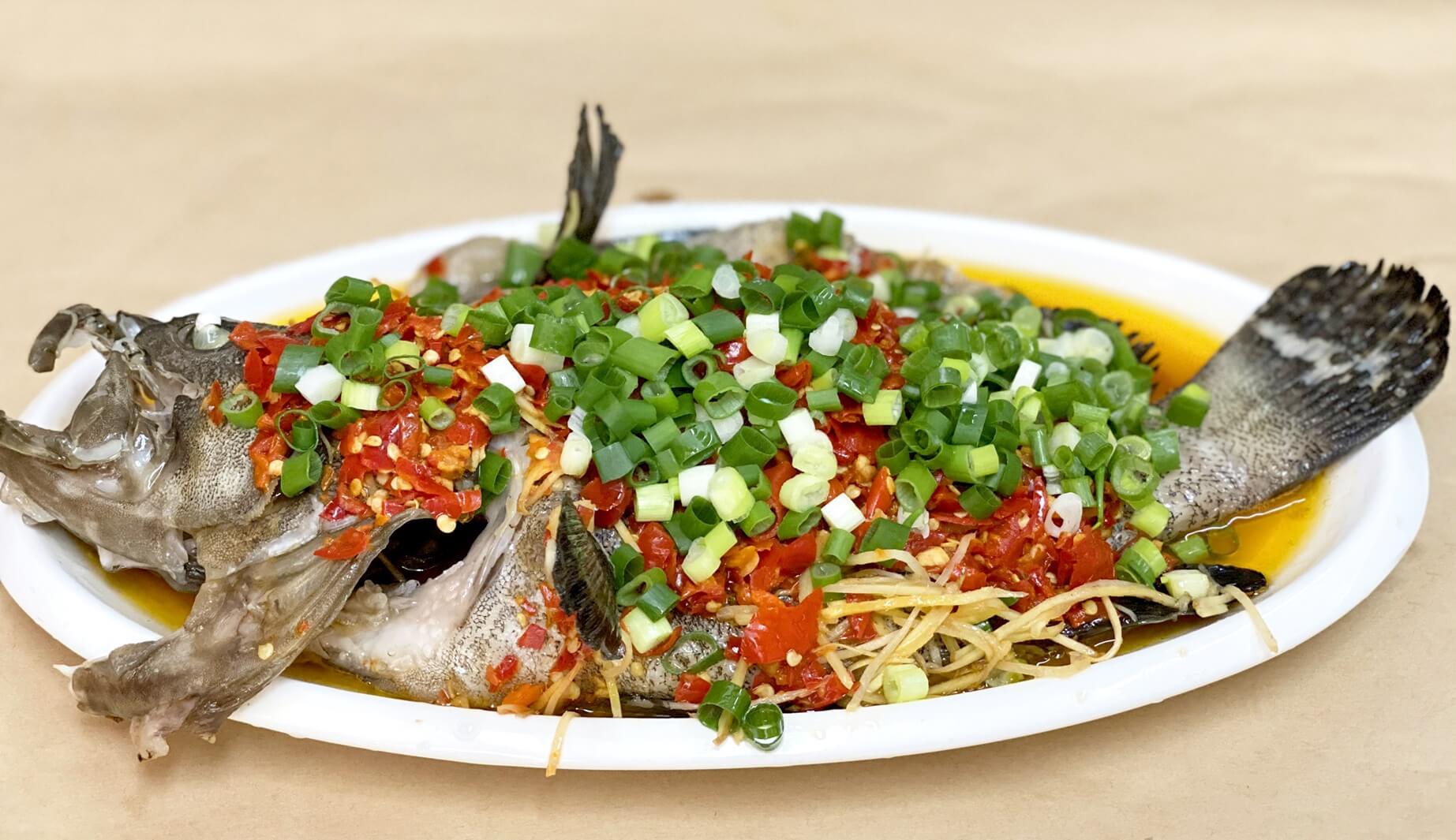 三姐妹農家樂的招牌菜色之一：剁椒魚 © 簡淑芬/San Chieh Mei Nung Chia Le
