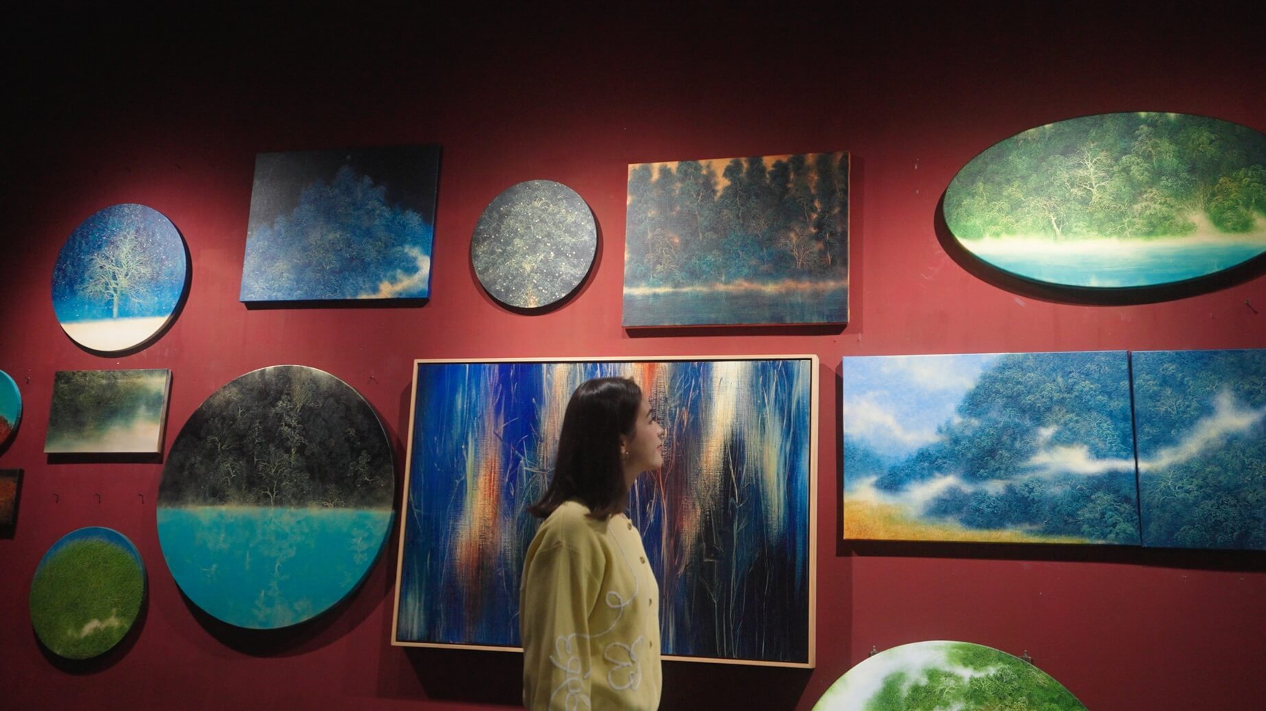 O'Connor 在三峽庶民美術館參觀。這裡主要是展出在地藝術家吳冠德的作品。© The MICHELIN Guide