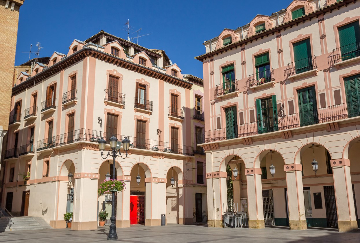 La sobria plaza del Mercado de Huesca. © venemama/iStock