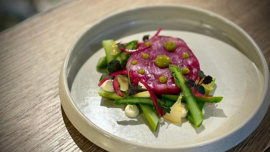 Chinchard nacré à la betterave, crème d'haddock fumé, asperges de Mallemort, citron confit © Fernanda Pillon / Agave
