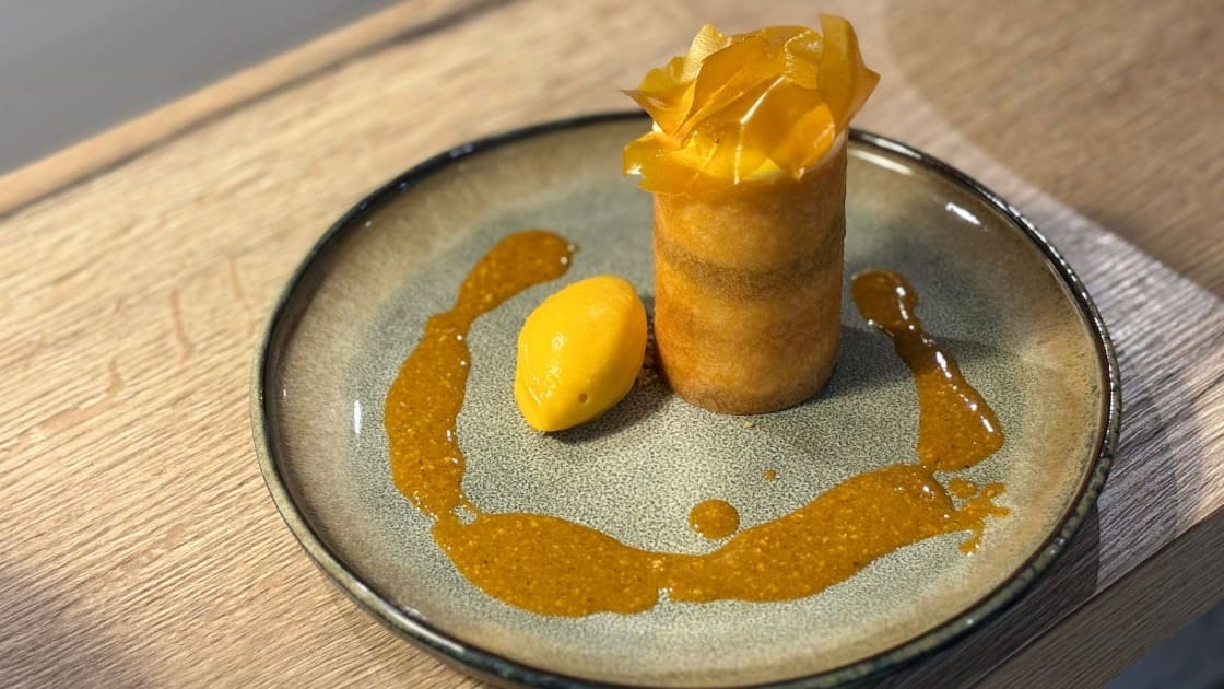 Cheesecake mangue en tube, praliné graines de tournesol et amandes pimentées, sorbet mangue © Fernanda Pillon / Agave