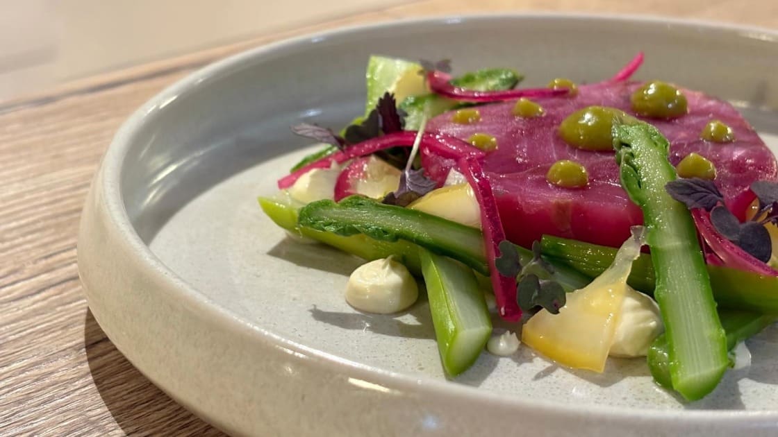 Chinchard nacré à la betterave, crème d'haddock fumé, asperges de Mallemort, citron confit © Fernanda Pillon / Agave