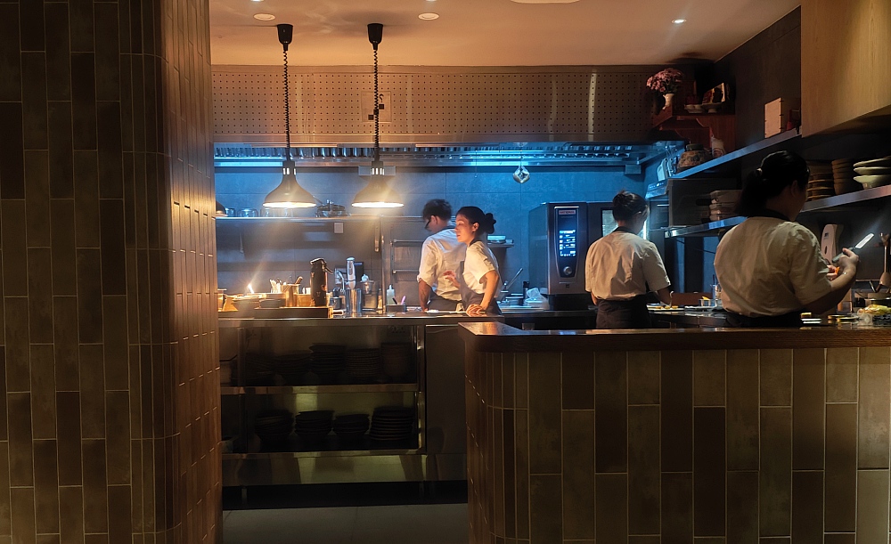 The open kitchen, where guests can enjoy the action firsthand. © MICHELIN Guide
