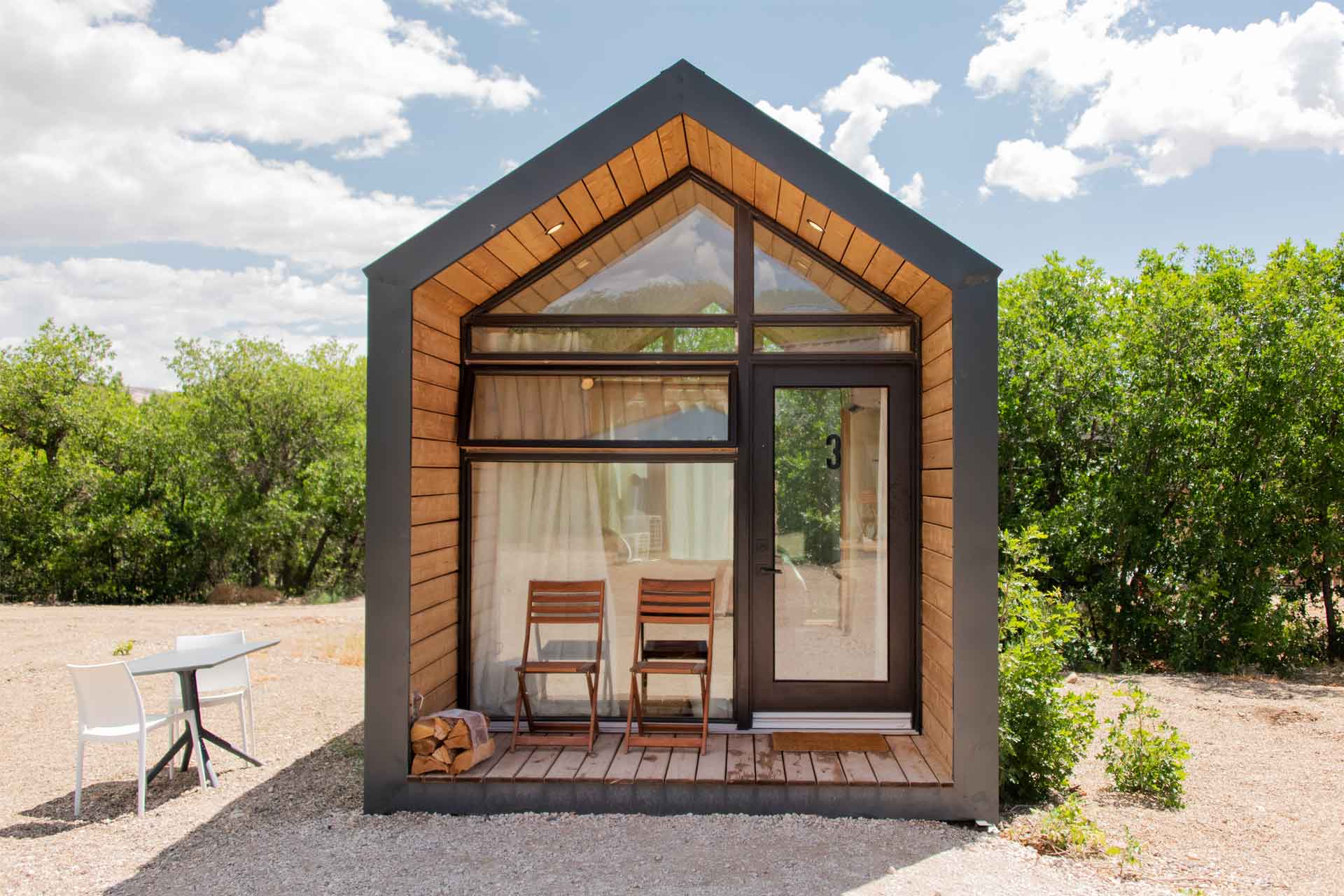One of Ofland Escalante’s cozy cabins. © Ofland Escalante / Kim + Nash Finley