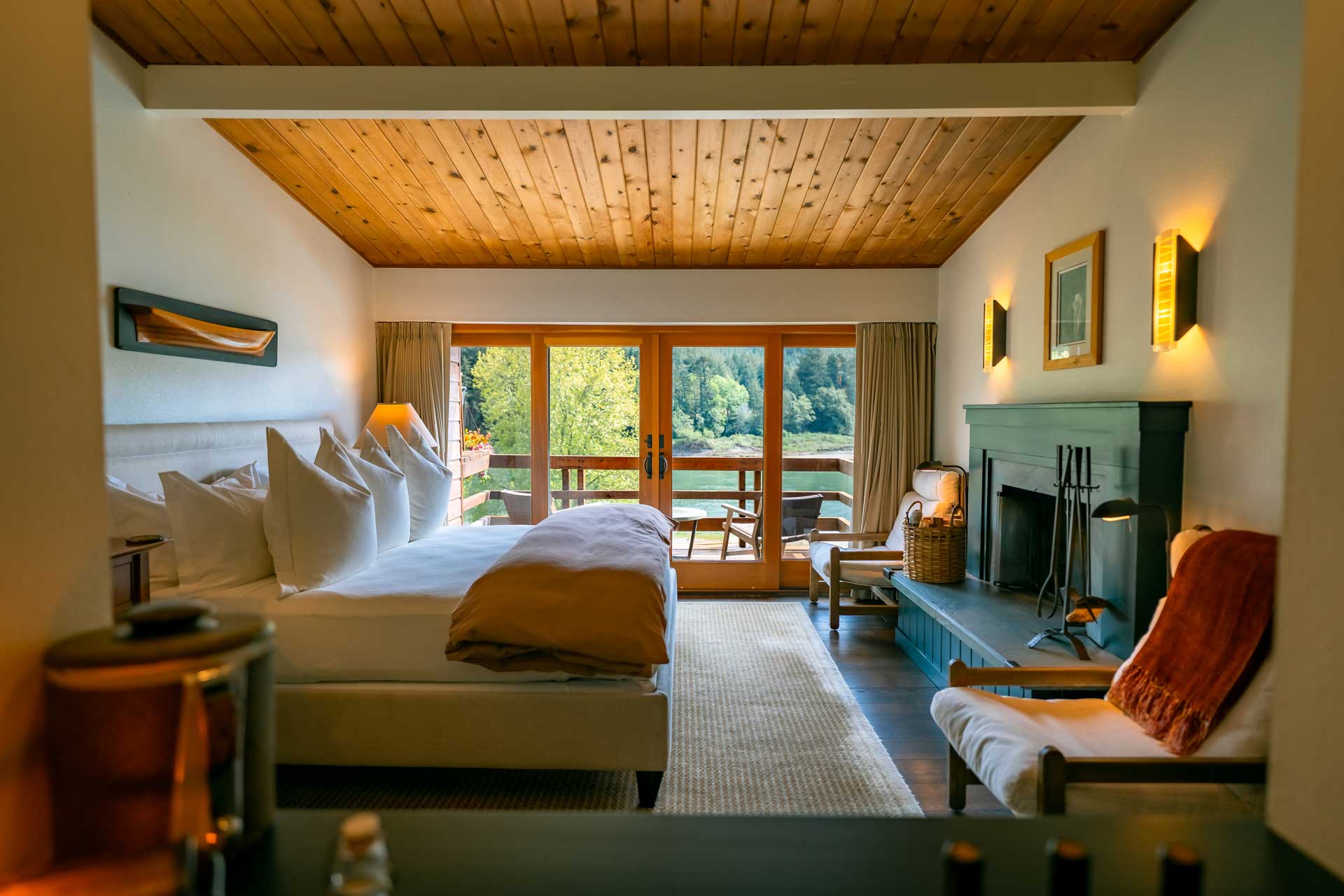Clean design in water-facing accommodation on Rogue River. © Tu Tu’ Tun Lodge