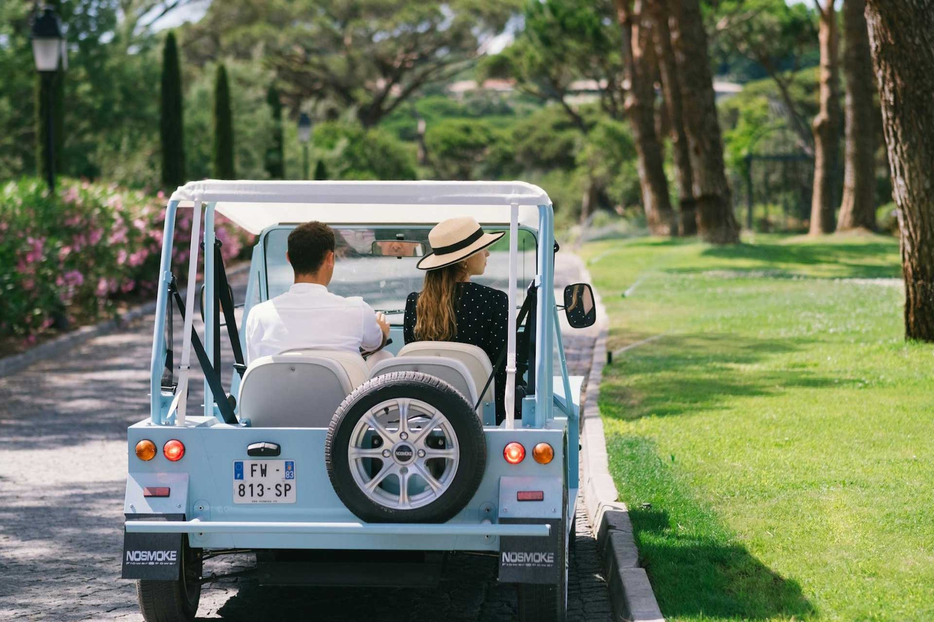 A Mini Moke takes guests from Château de la Messardière into Saint-Tropez. © Château de la Messardière 