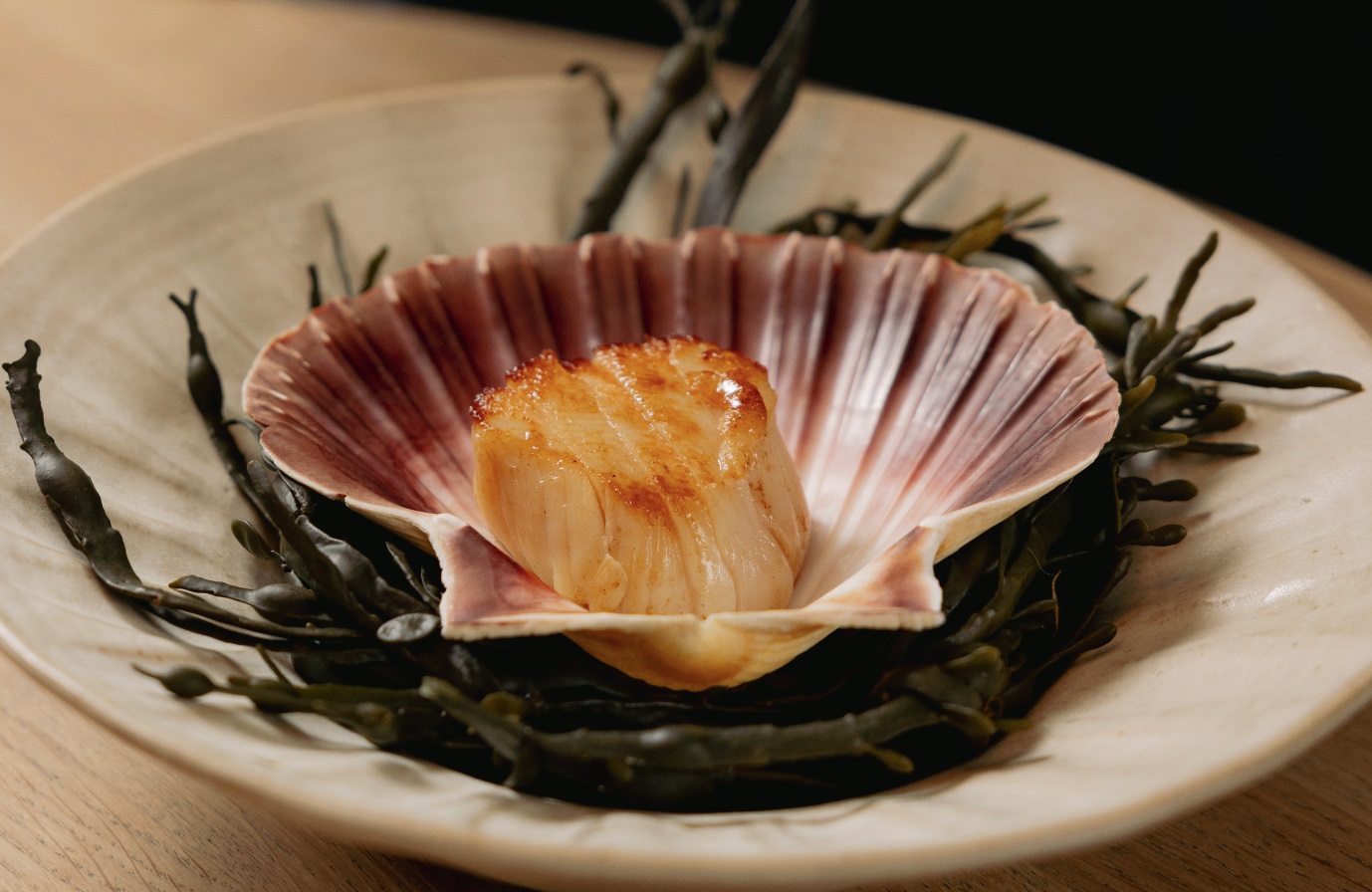 An expertly cooked scallop from the stunningly located Kvitnes Gård. © Mariell Lind Hansen/Kvitnes Gård