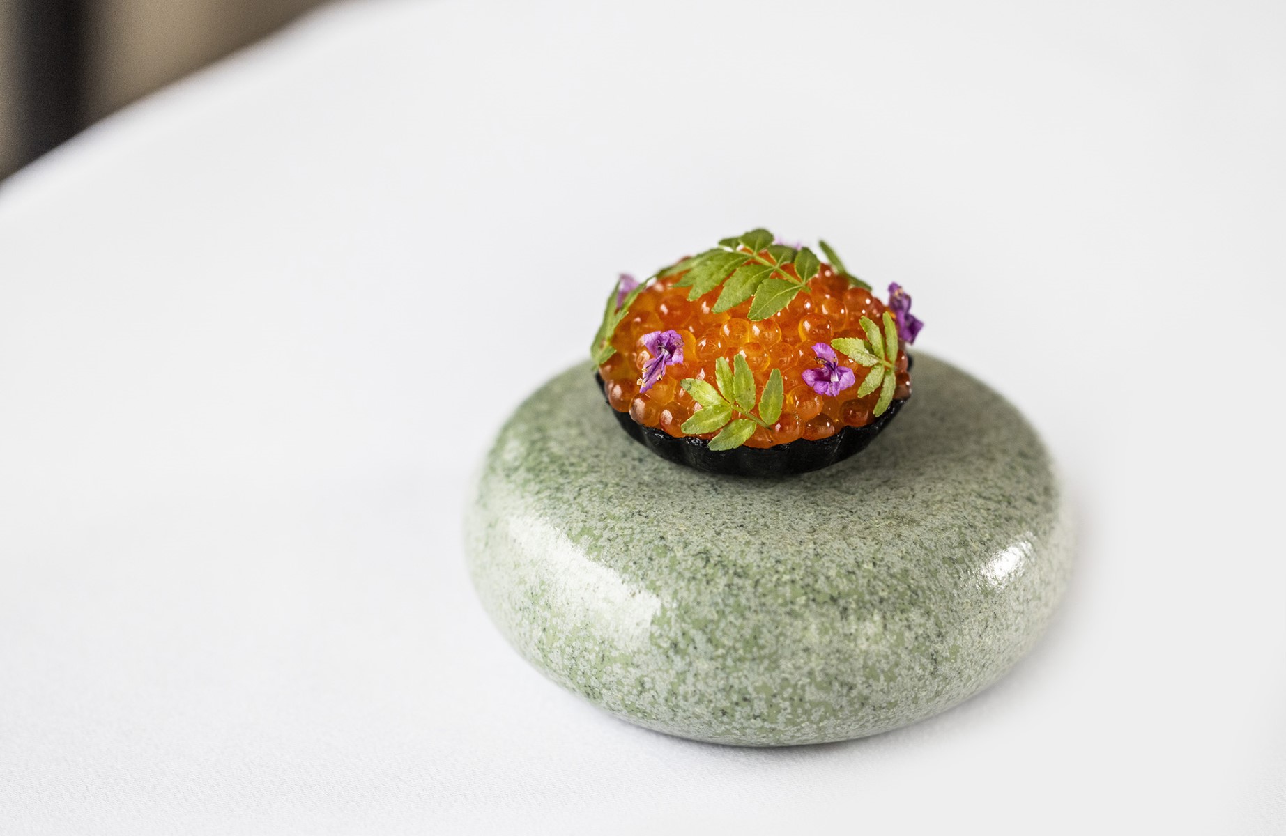A delicate snack from the seafood-centric tasting menu at Okê in Skagen. © Rais/Okê