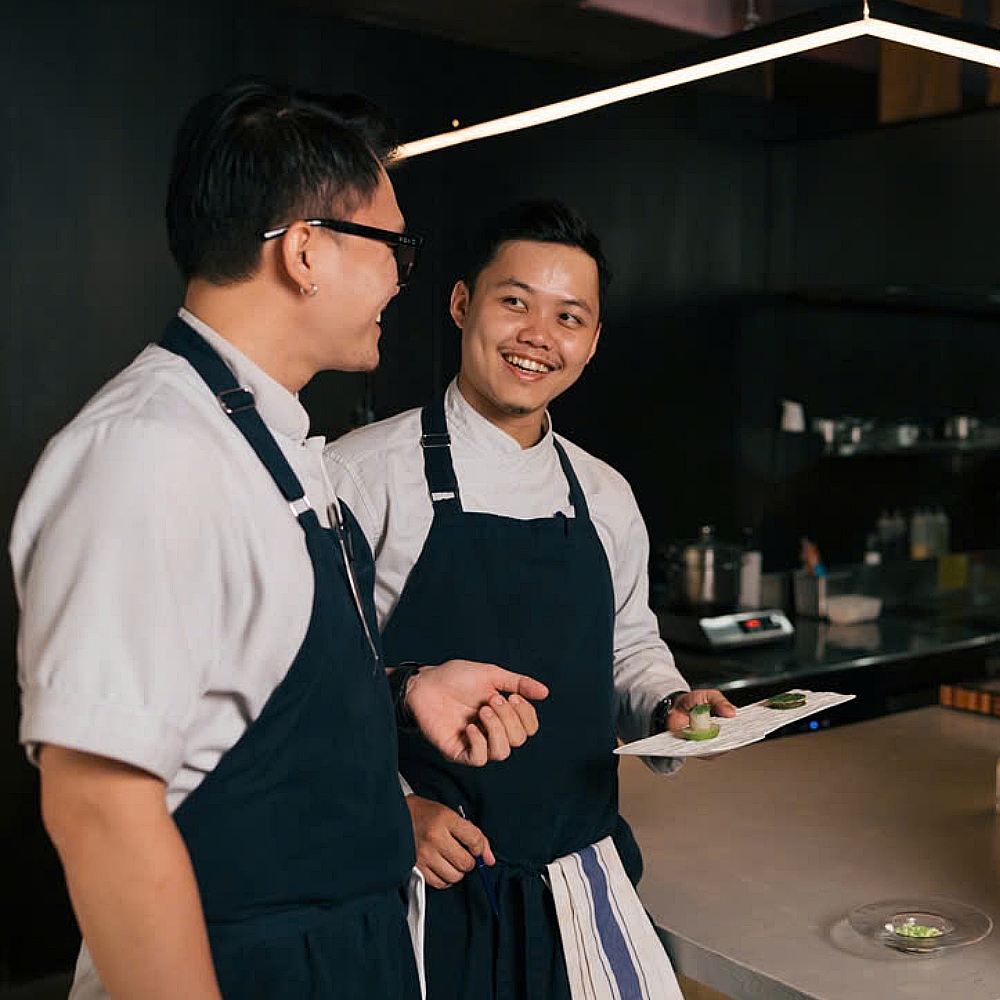 Chef Phước Háºu Trần de The Monkey Gallery cenando en la ciudad de Ho Chi Minh. © The Monkey Gallery Comedor