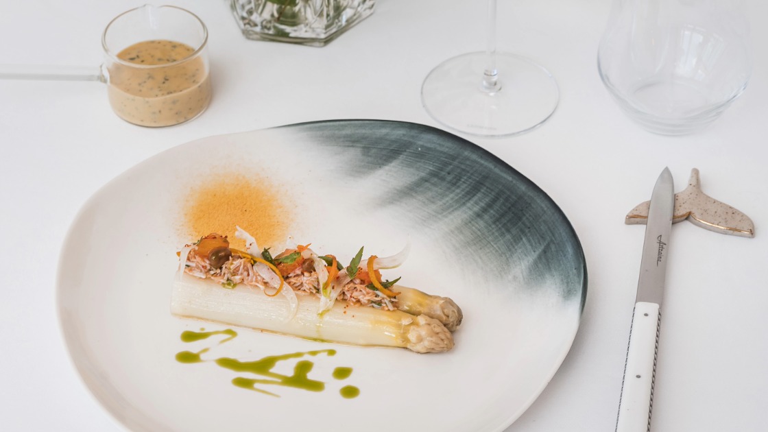 Les asperges blanches des Landes, tourteau mariné, huile aux herbes aromatiques, fenouil à l’orange sanguine et sabayon à la tagète © DR Briketenia