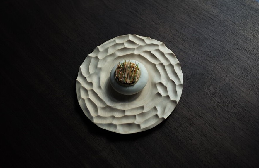 L’une des créations d’exception de Maaemo, restaurant triplement étoilé au Guide MICHELIN à Oslo. © Esben Holmboe Bang/Maaemo