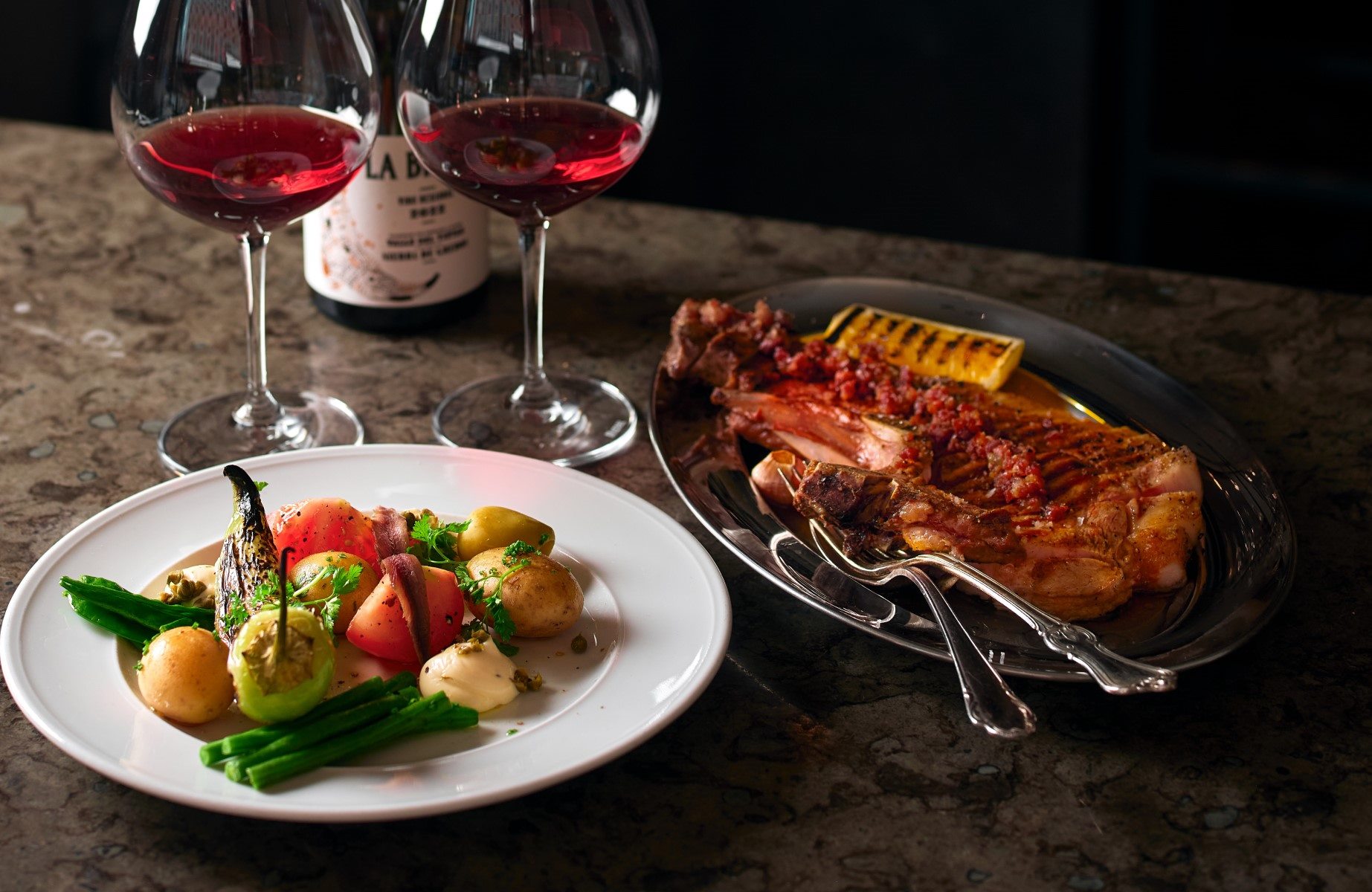 Vin rouge et plats copieux de Rolfs Kök à Stockholm. © thatsapp/Rolfs Kök