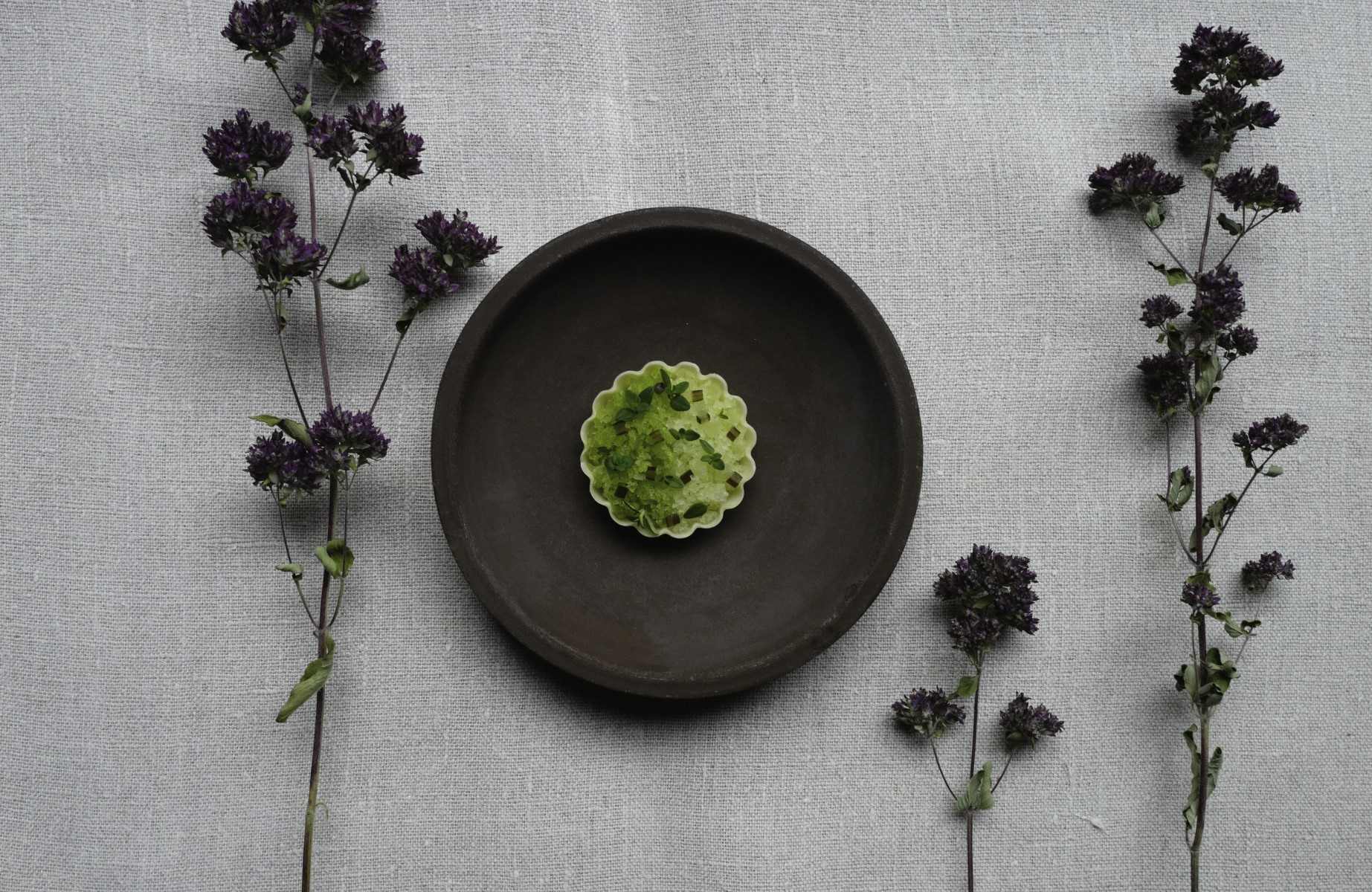 L’un des amuse-bouches de Grön à Helsinki, récemment récompensé d'une deuxième Étoile MICHELIN. © Toni Kostian/Grön
