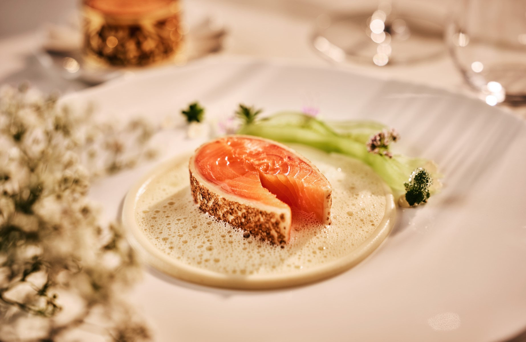 Un plat de poisson étincelant du Speilsalen à Trondheim, qui met en lumière le savoir-faire et la précision des chefs. © Tom Haga/Speilsalen