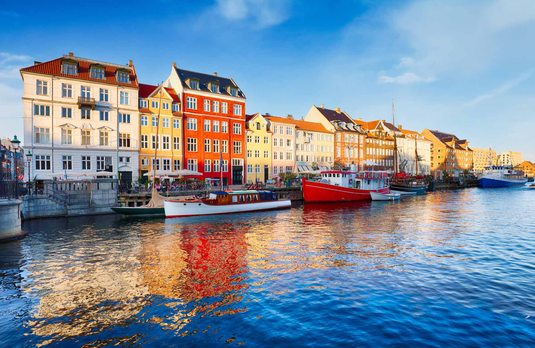 Colorful houses in Copenhagen, the gastronomic leader of the Nordic region. © TomasSereda/iStock