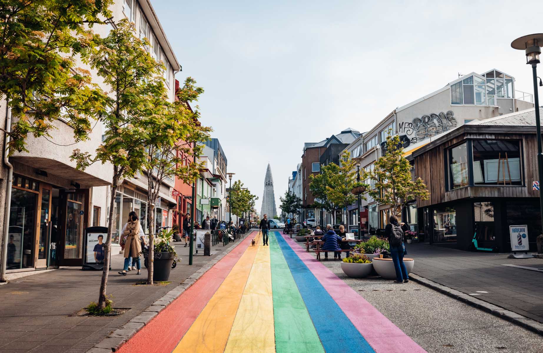 Un drapeau arc-en-ciel déroulé sur le parvis menant à l’église Hallgrímskirkja, à Reykjavík, une ville qui abrite certaines des meilleures tables d’Islande. © Finn Hafemann/iStock
