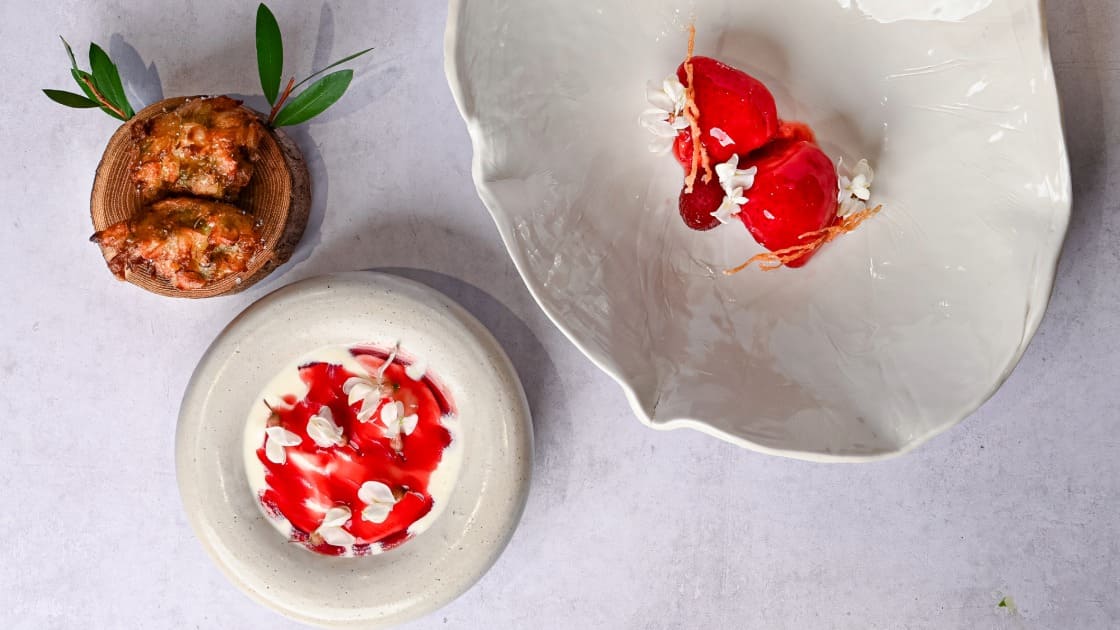  Fraises de Mendionde, travail autour de l’acacia du domaine et beignet de fleurs à saucer © DR Lore Ttipia
