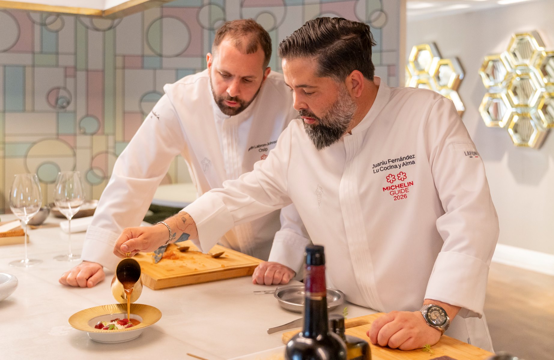 Merlin Labron-Johnson and Juanlu Fernández cooking together at the Cádiz chef’s restaurant in Jerez. © MICHELIN Guide