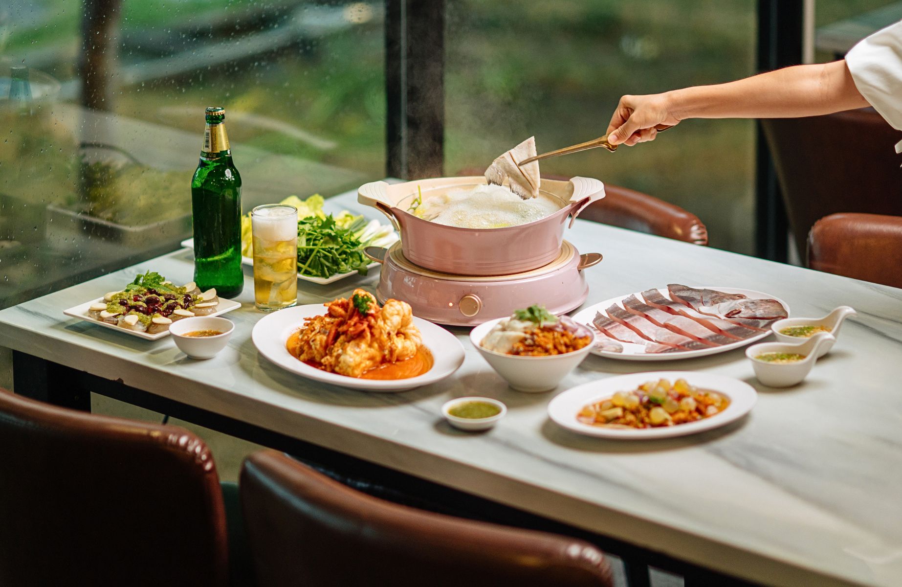The fiery fish soup and other must-order dishes. © Anuwat Senivansa Na Ayudhya/MICHELIN Guide  