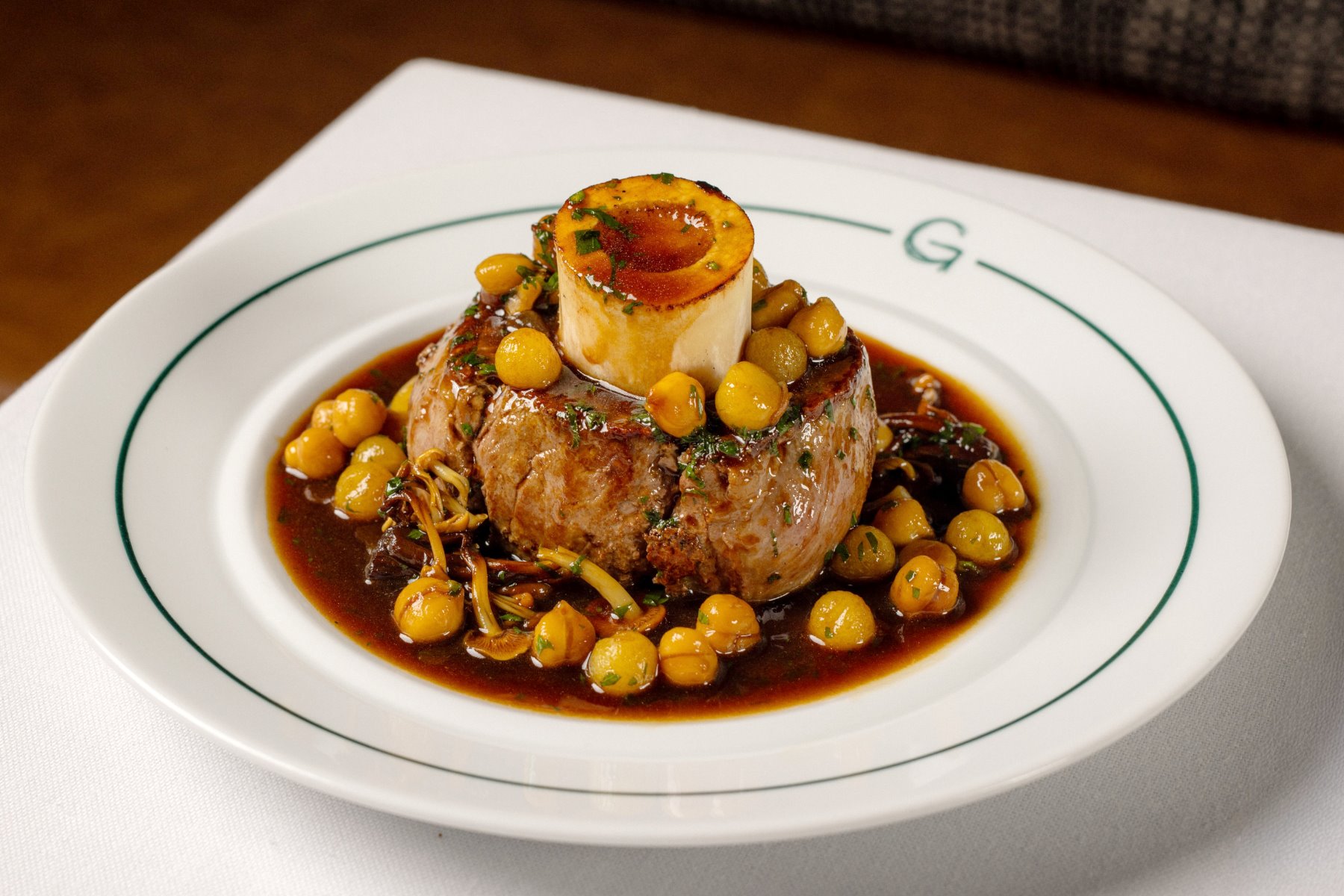 Ojo de bife y tuétano con salsa demi‑glace y cognac: una muestra contundente de los sabores honestos y bien ejecutados del restaurante Garabato Bistro, en Buenos Aires. © covefoodphoto/Garabato Bistro
