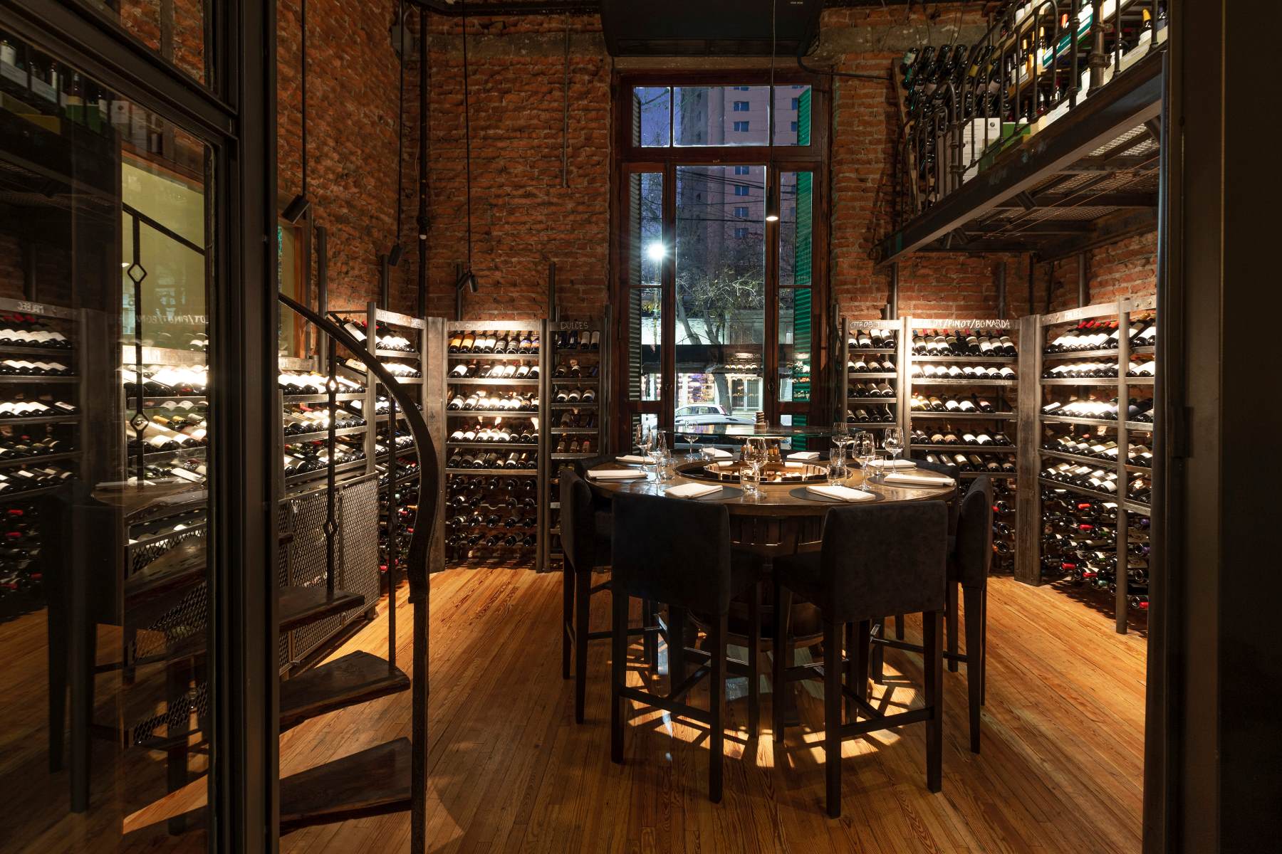 La bodega del restaurante Azafrán reúne más de 300 etiquetas que trazan, ante todo, un mapa del vino mendocino y argentino actual, curado por la sommelier Camila Torta. © Maira García/Azafrán