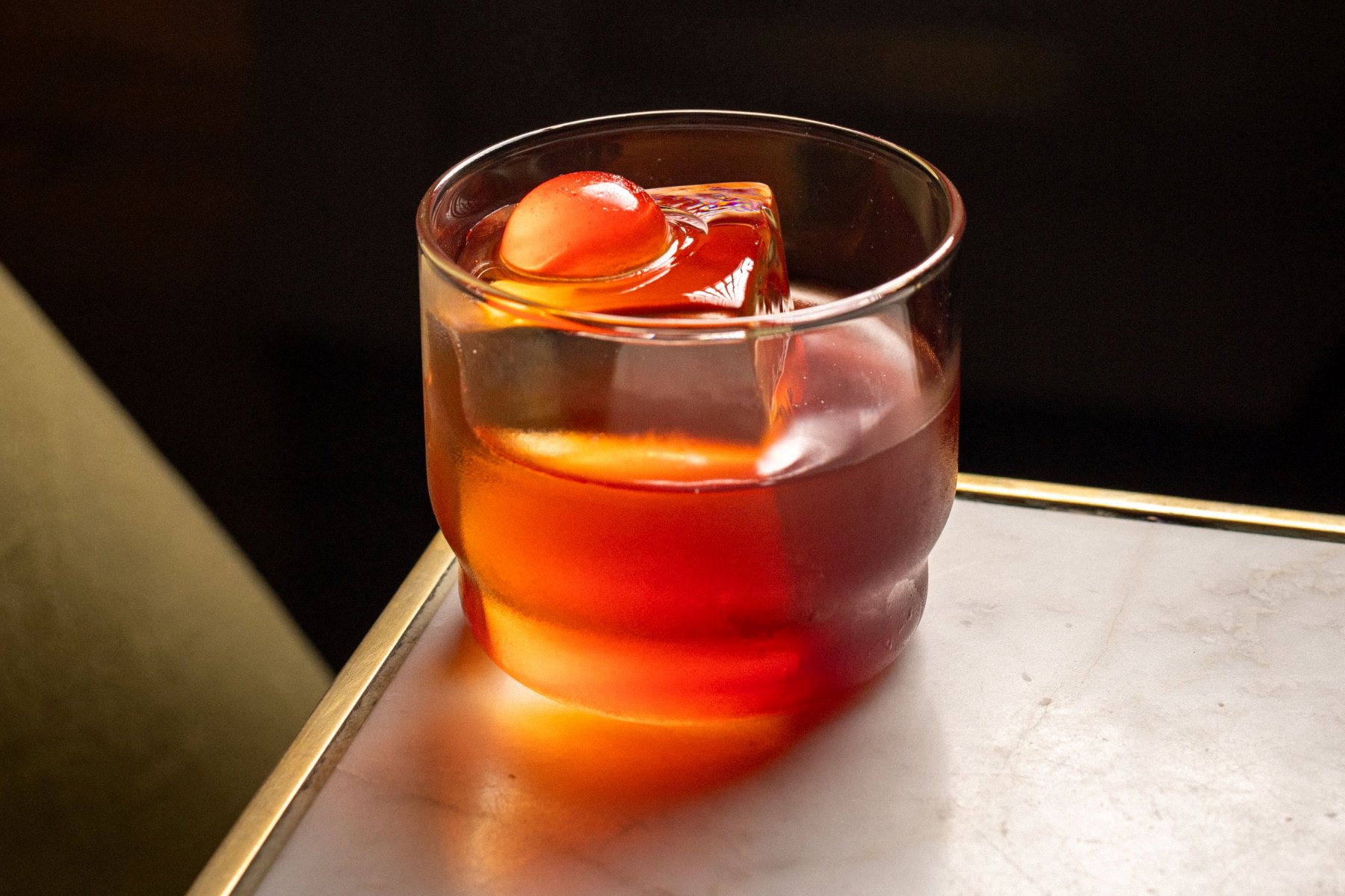 Whiskey cero, remolacha, duraznos, café, nibs de cacao y reducción de vino tinto: uno de los cócteles sin alcohol ideados por Flavia Arroyo para la creativa propuesta de mixología del restaurante porteño Casa Cavia. © cove/Casa Cavia