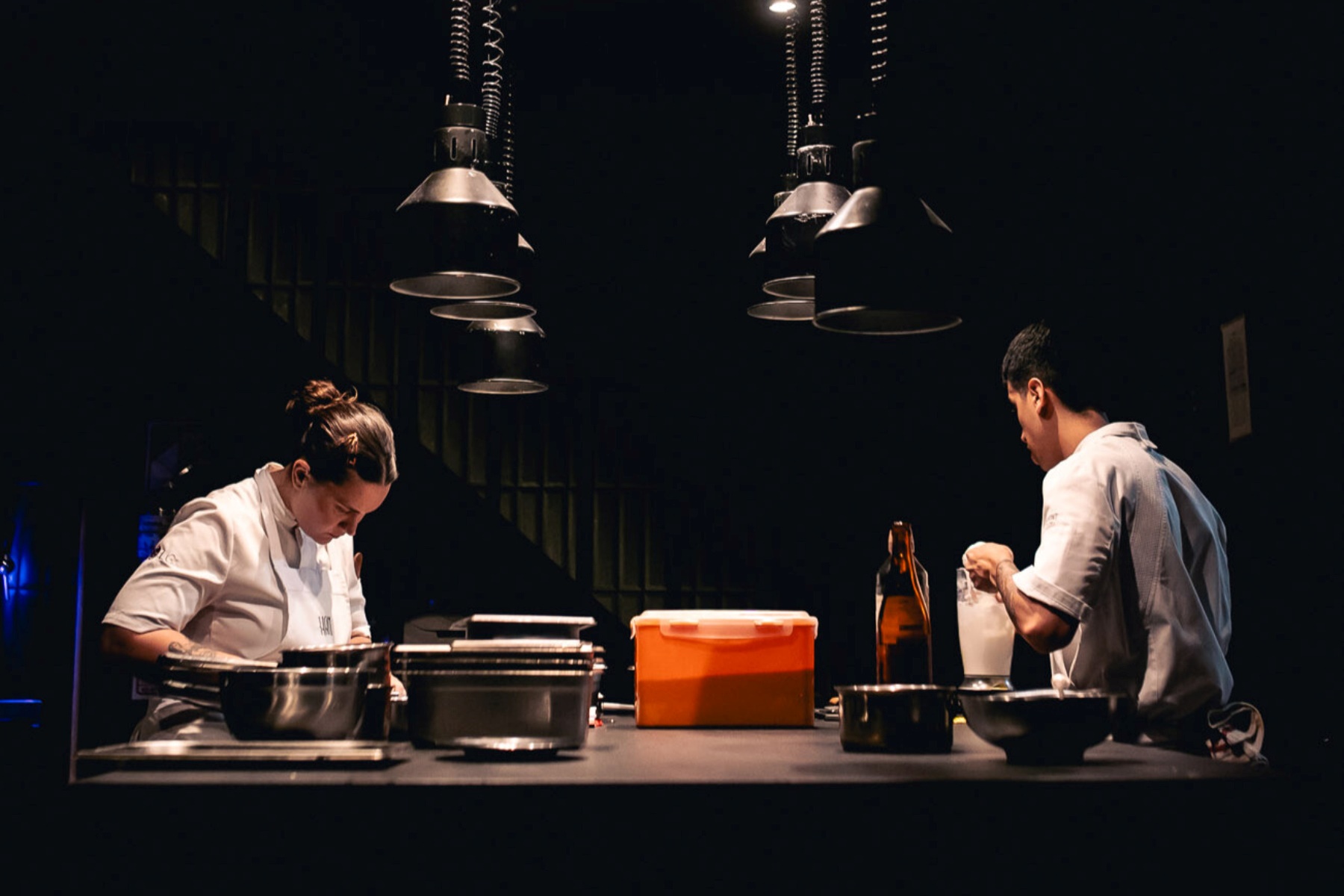 La íntima cocina del restaurante Han, donde el chef Pablo Park y su equipo trabajan como un reloj suizo y en silencio, dando forma a una gastronomía coreana contemporánea basada en productos locales. © Ornella Capone/Han