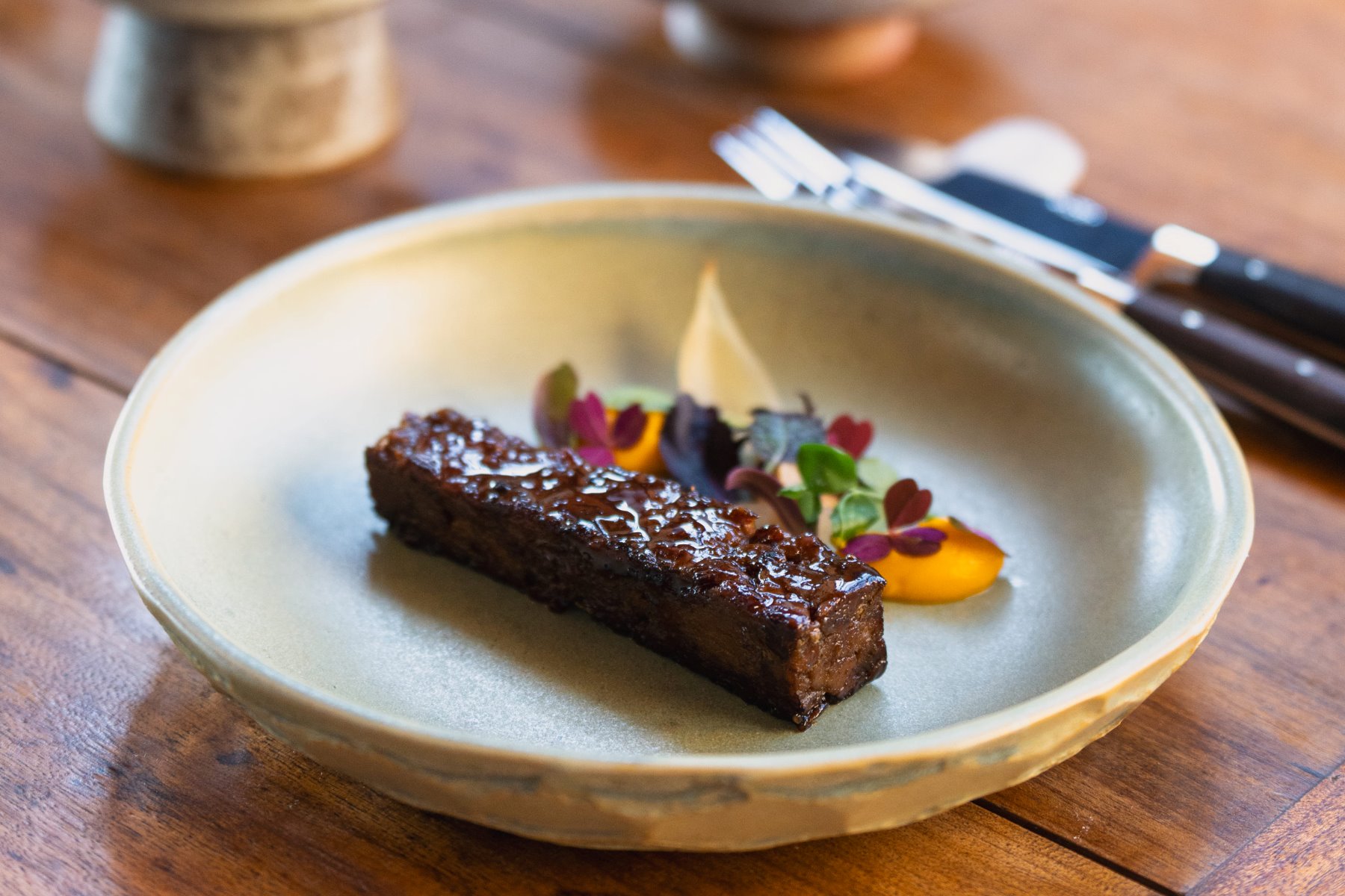 La delicada cocina de Cal suma reconocimientos en 2026: una Estrella MICHELIN, el ingreso a la comunidad de Estrellas Verdes y el MICHELIN Guide Young Chef Award para su chef, Enzo González Petra. © Cal