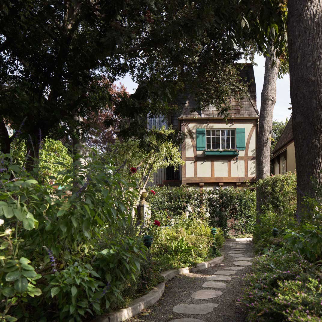 The cottages at The Charlie make it one of the most unique hotels in Los Angeles. © The Charlie