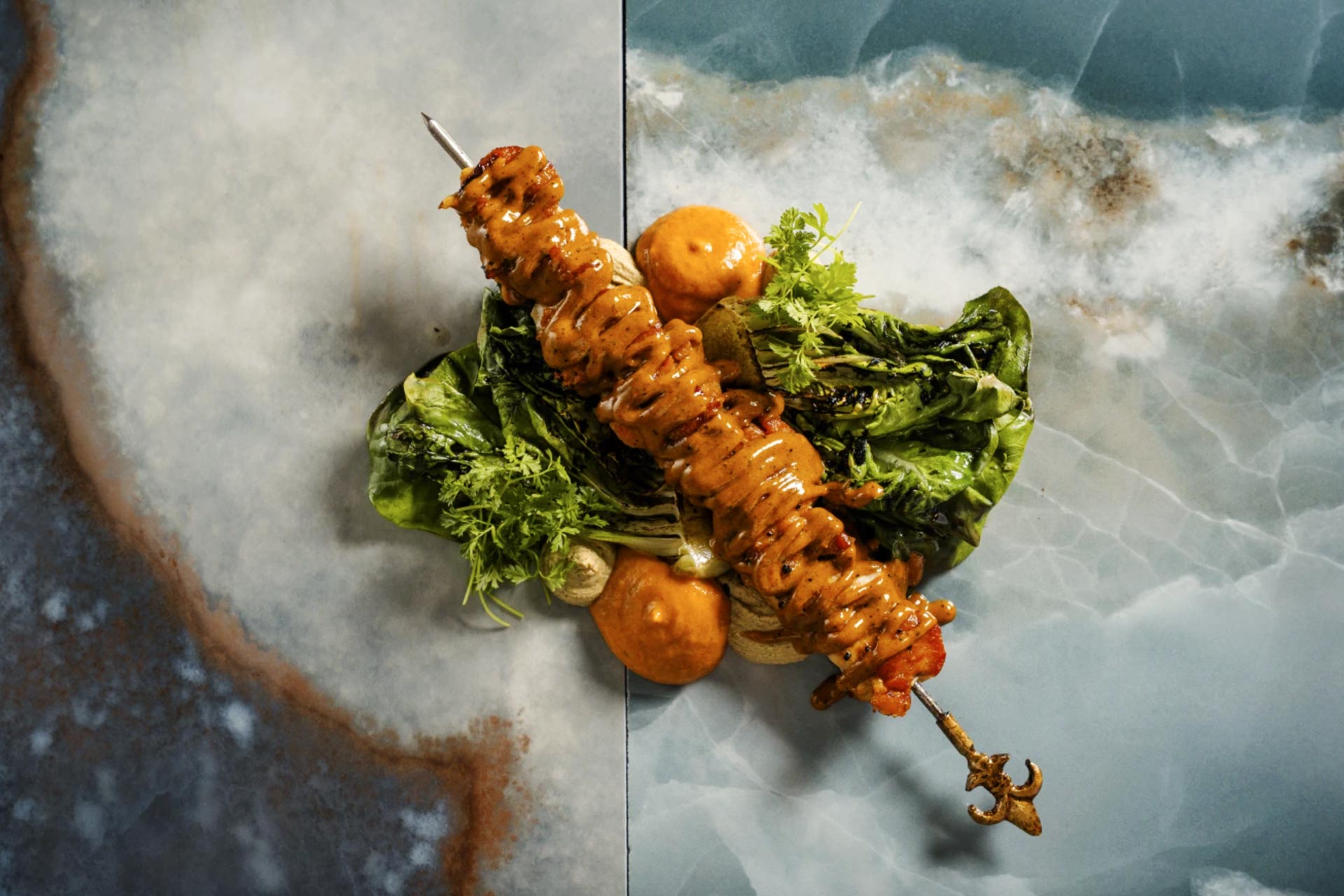 Chicken satay with grilled local lettuce. © Adir Avivi/Mutra
