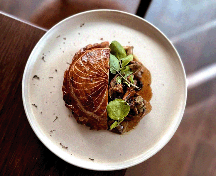 Pithiviers, poêlée de champignons et jus de viande concentré au restaurant Rosette, à Clichy aux portes de Paris. © Camille ALDON/Rosette
