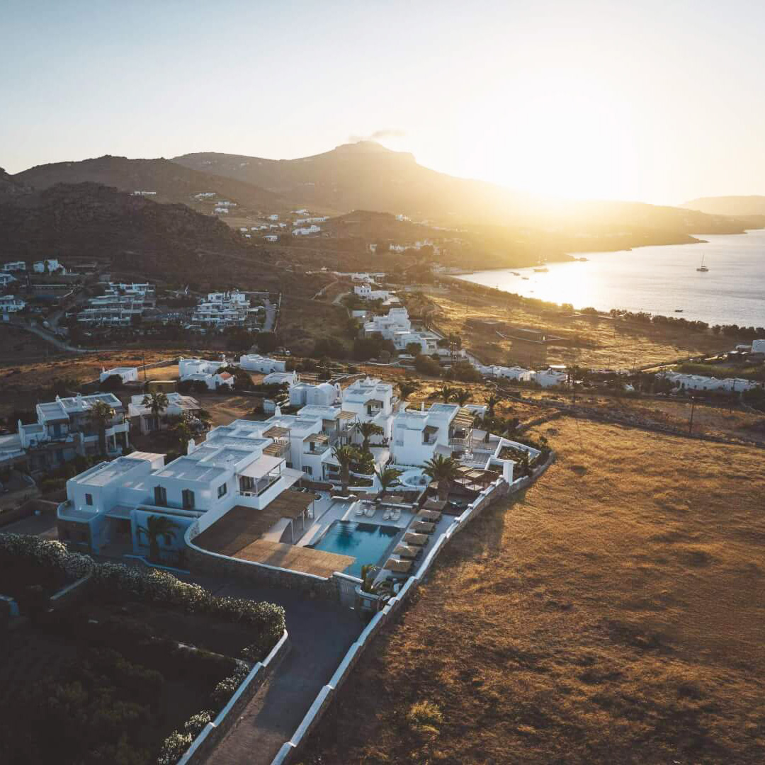 Na costa leste de Mykonos, a Praia de Kalafatis é uma alternativa menos turística e mais familiar à agitada cena noturna da ilha. © Numo Mykonos