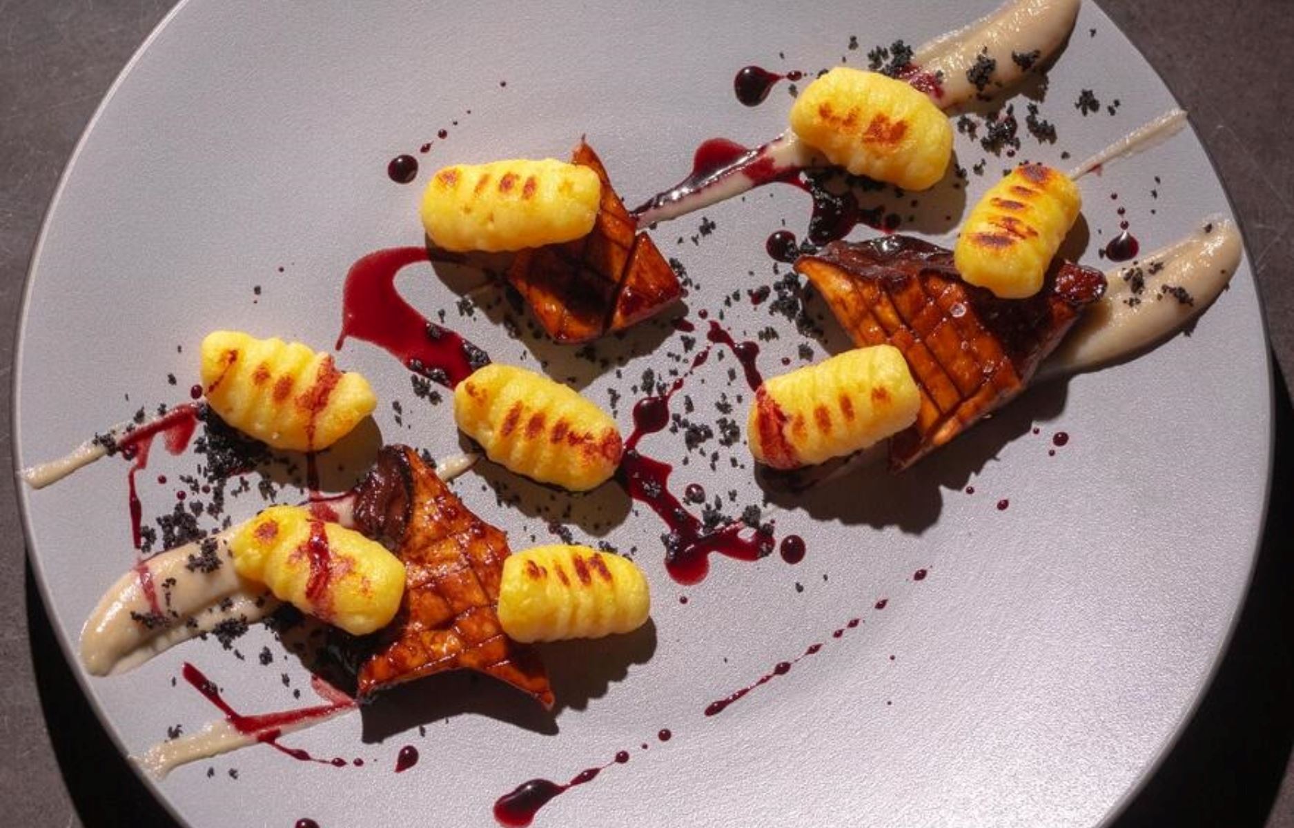 Gnocchi grigliati, note affumicate e contrasti agrodolci in un piatto di grande eleganza. © Il Ginkgo
