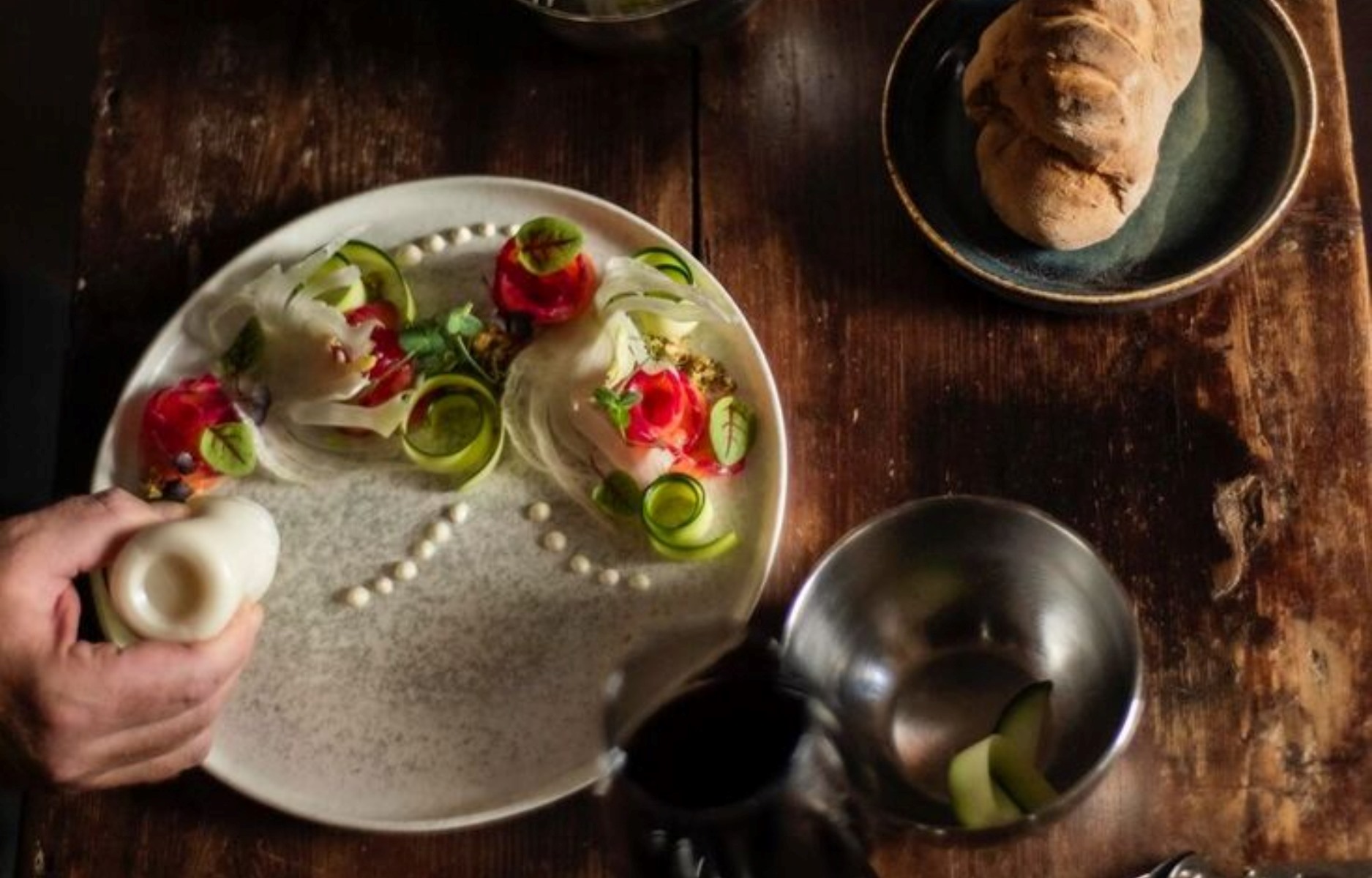 Freschezza, acidità e delicatezza si intrecciano in una preparazione che esalta la purezza del pesce crudo attraverso colori e contrasti di grande eleganza.© Radino Wine Bistrot