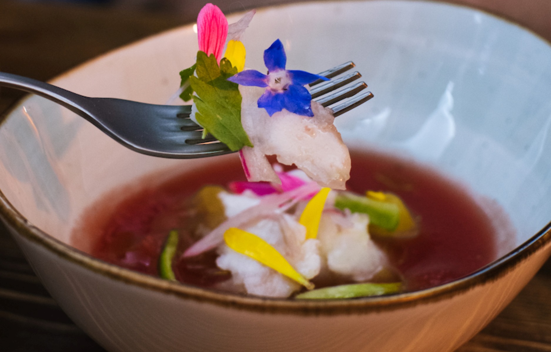 Un piatto che coniuga eleganza e leggerezza, dove la delicatezza del pesce crudo incontra la freschezza degli ortaggi e la vivacità dei fiori eduli. © Partage
