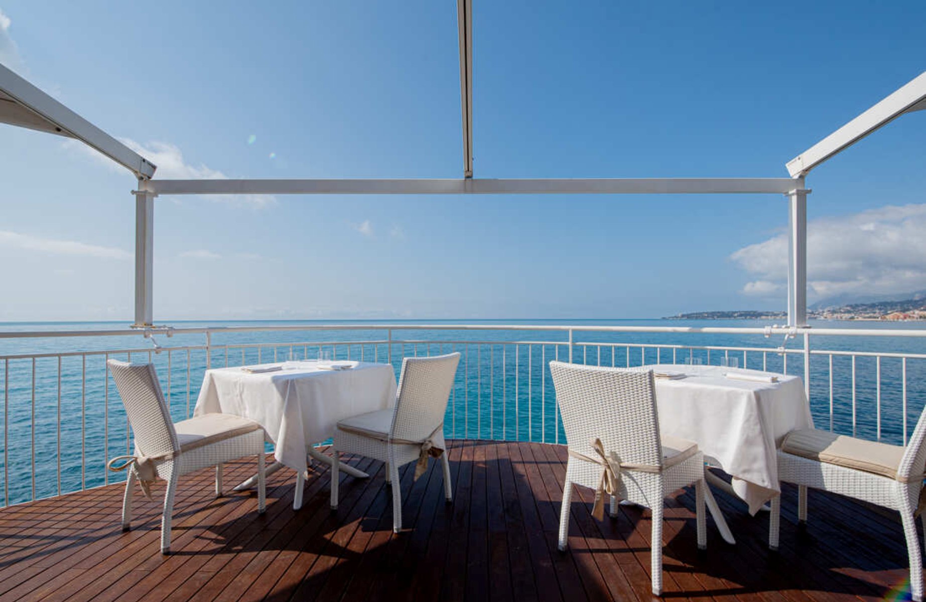 Tavoli sospesi tra cielo e mare sulla terrazza panoramica . © Balzi Rossi
