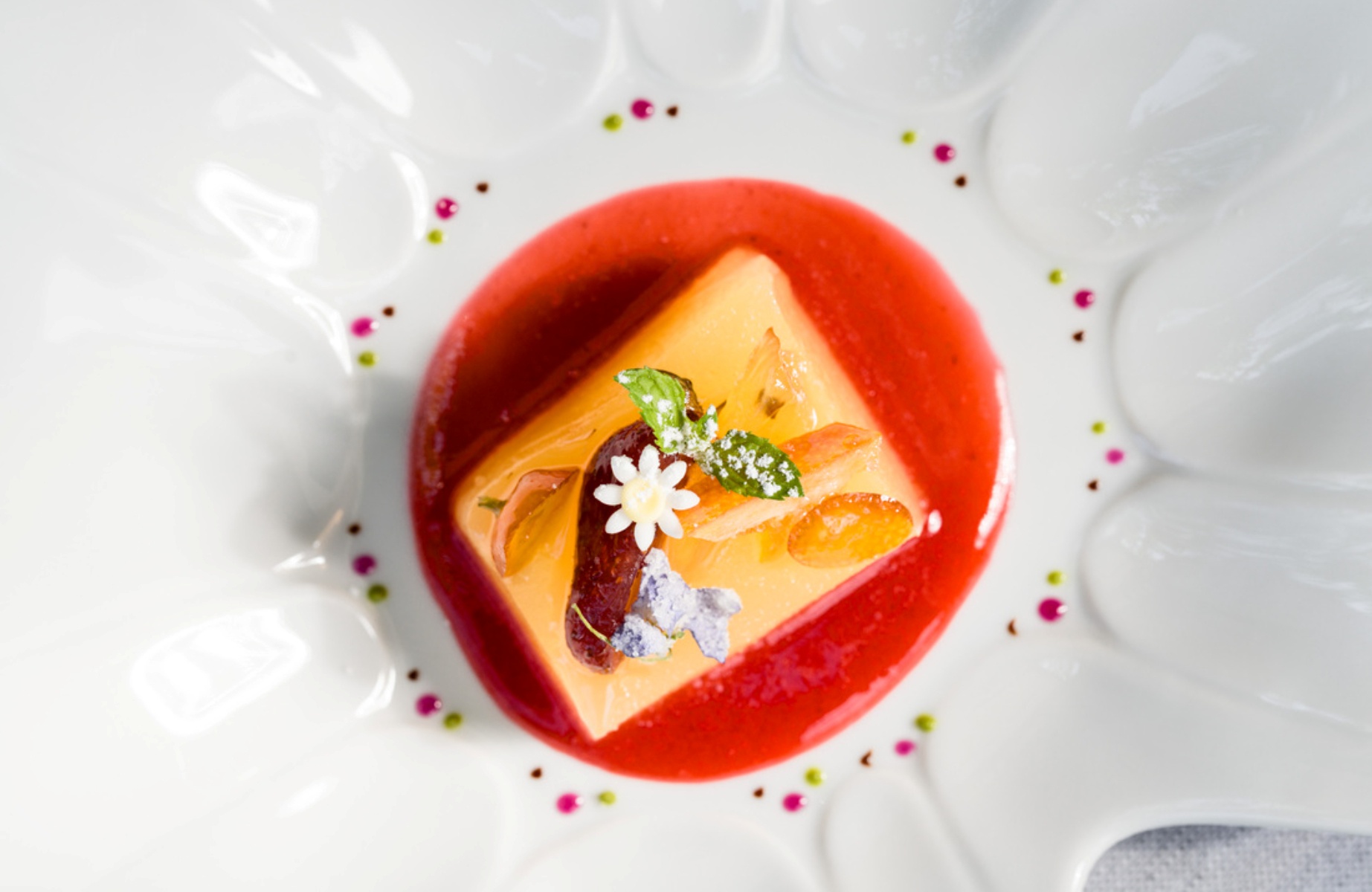 Composta di frutta, salsa ai frutti rossi e fiori eduli . © Casa Vicina
