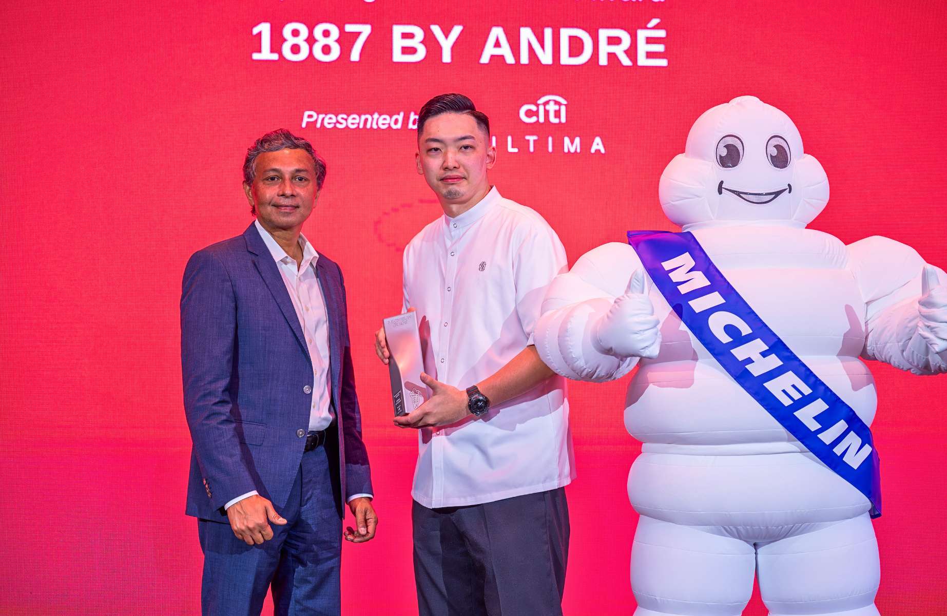 Citi ULTIMA’s Sanjay Nambiar, Managing Director and Head of Cards and Unsecured Lending, presenting the Opening of the Year Award to 1887 by André’s chef de cuisine, Ben Wang © MICHELIN Guide