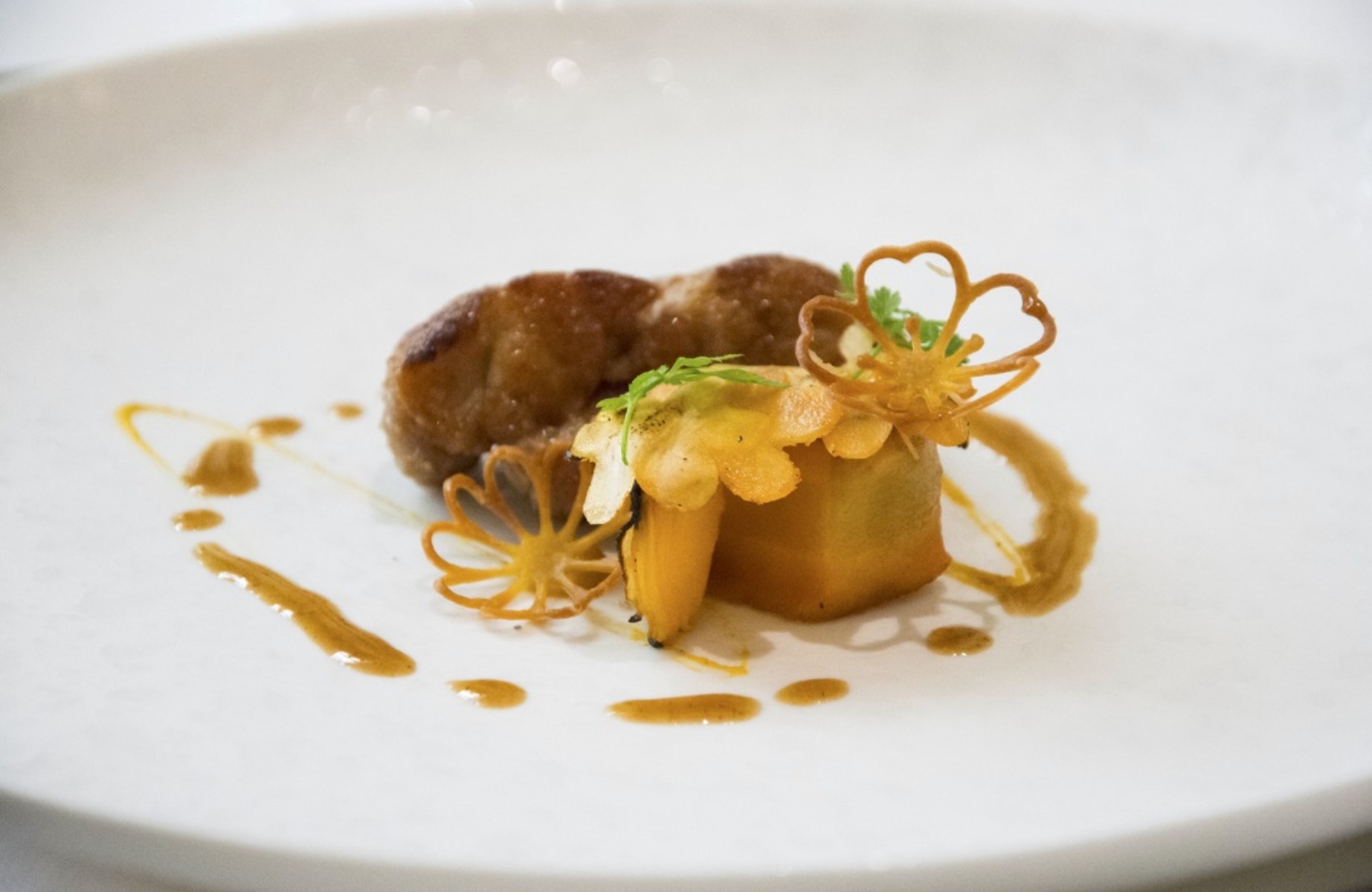 Carne glassata, ortaggi di stagione e salsa arrosto . © Terrae by Iside De Cesare