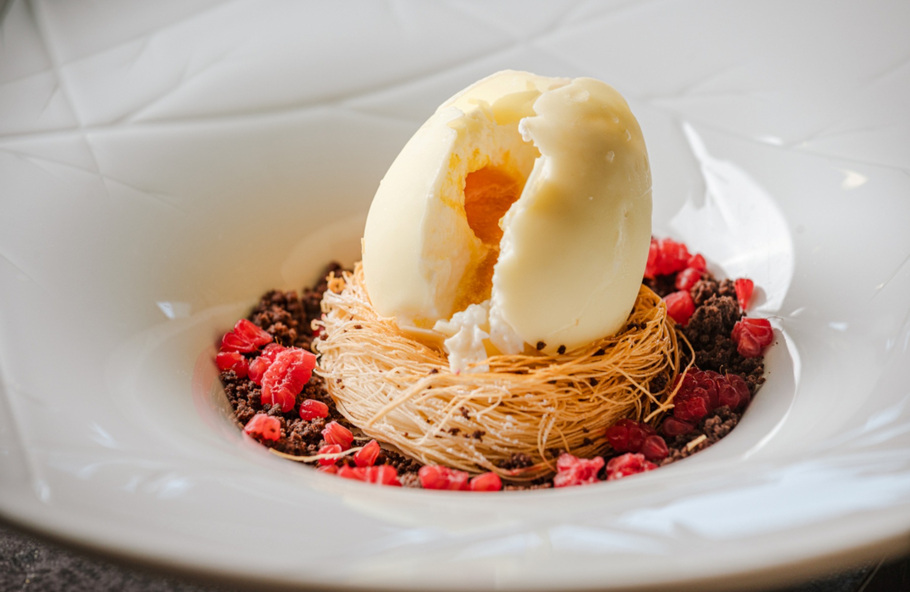 Dessert al cioccolato bianco, frutti rossi e fili croccanti . © Metis