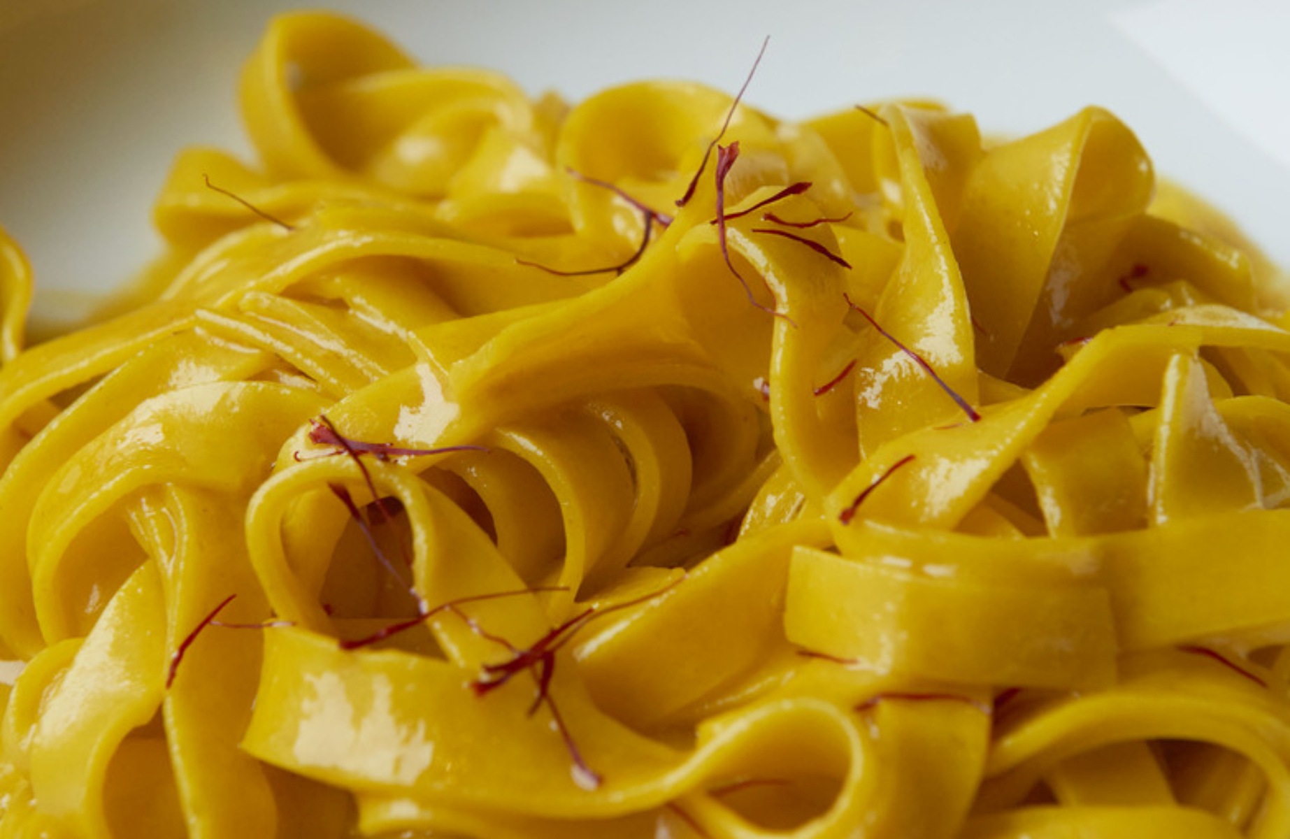 Tagliatelle fresche mantecate allo zafferano . © PEPE Barra Italiana