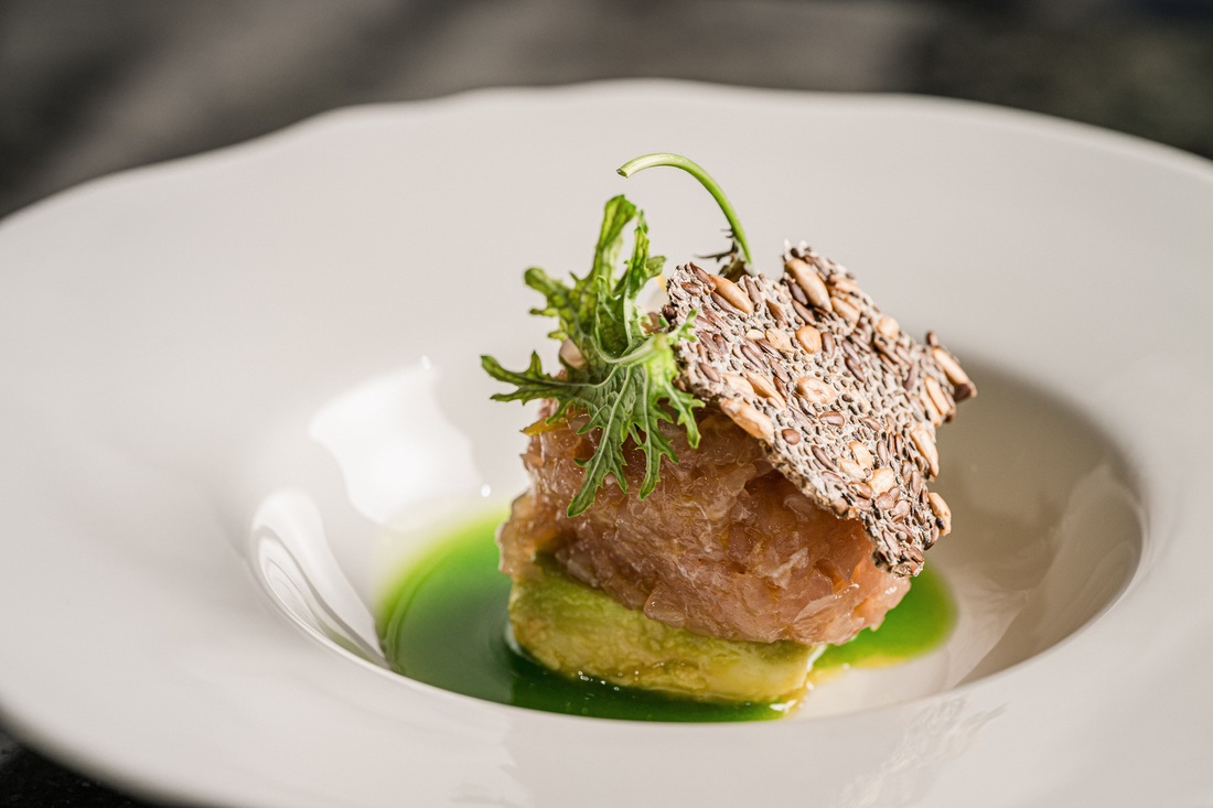 Tonno crudo, avocado e croccante ai semi misti . © Tribuna Campitelli