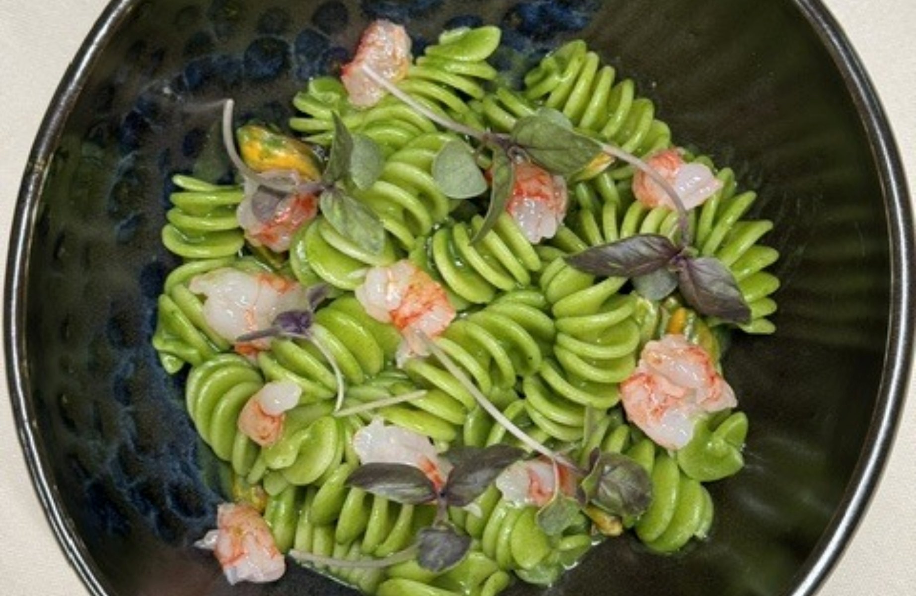 Fusilli agli spinaci con gamberi e basilico fresco . © Gustoo