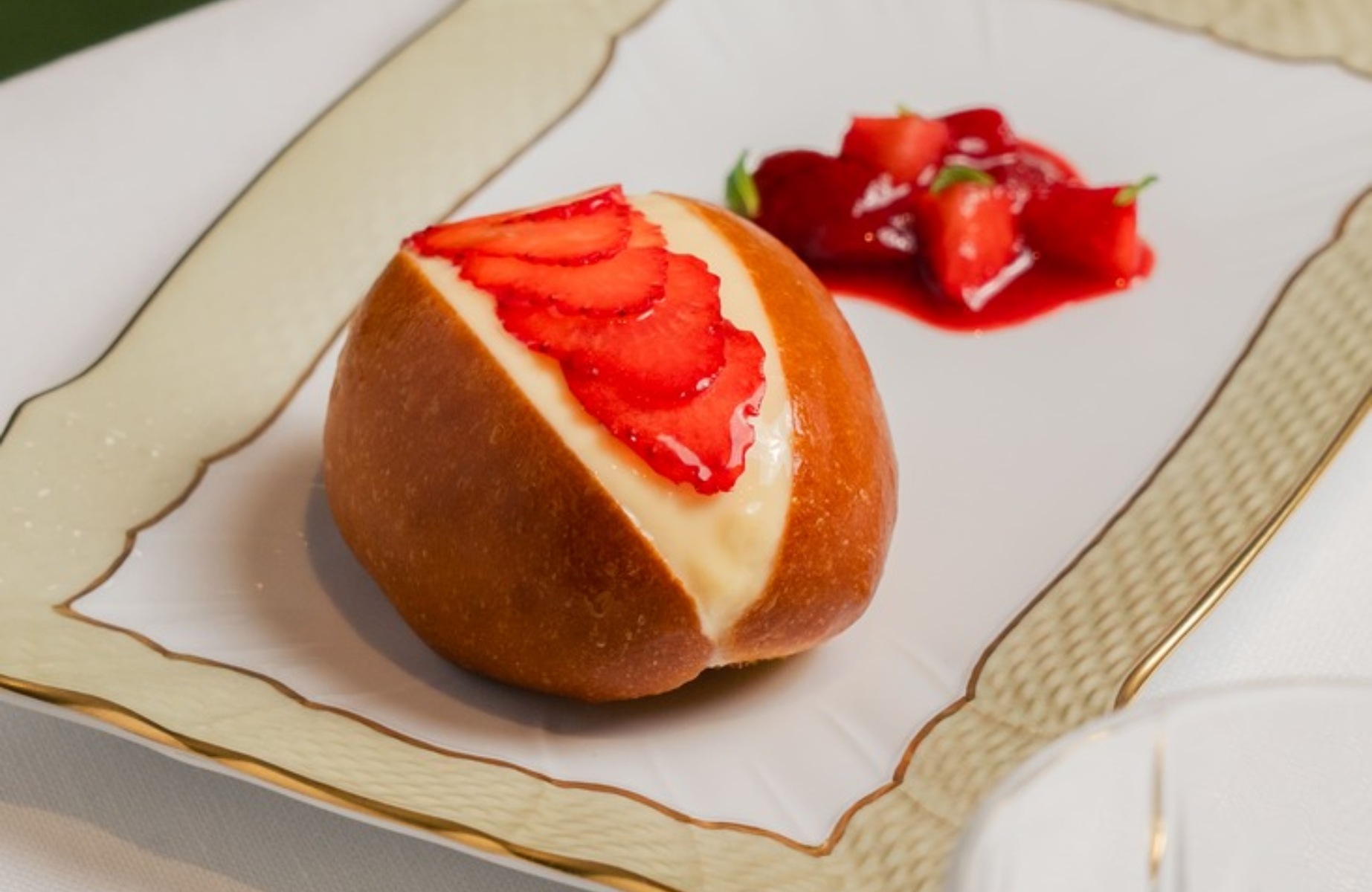 Maritozzo farcito con crema alla vaniglia e fragole fresche . © Viride by Carlo Cracco