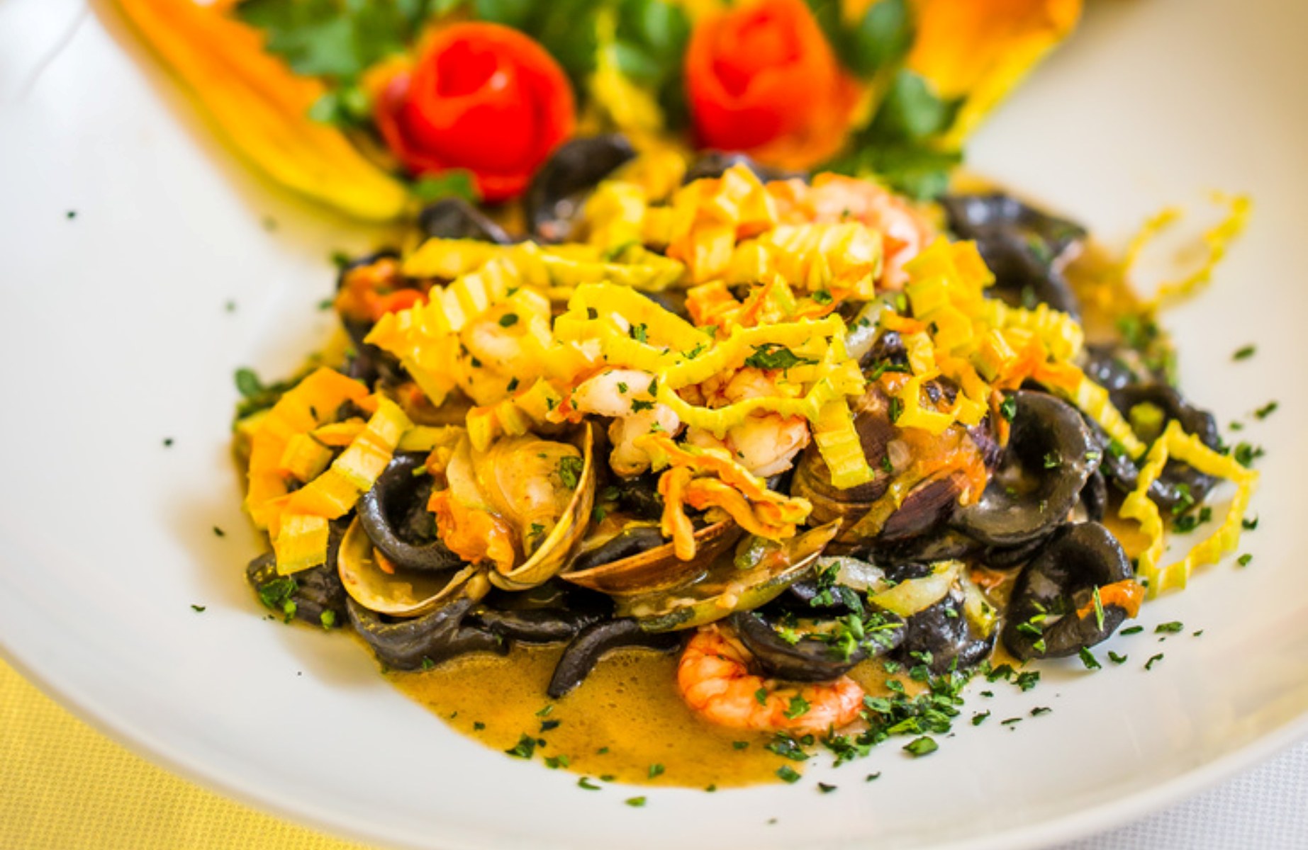 Orecchiette al nero di seppia con frutti di mare e crostacei . © Da Tuccino