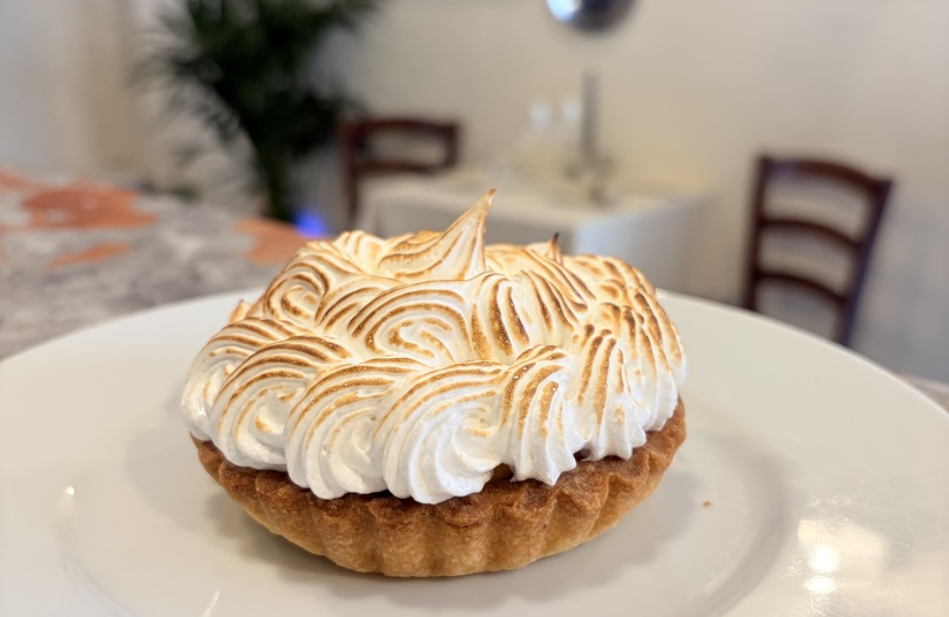 Crostata al limone ricoperta da una soffice meringa . © Antica Trattoria Cirio