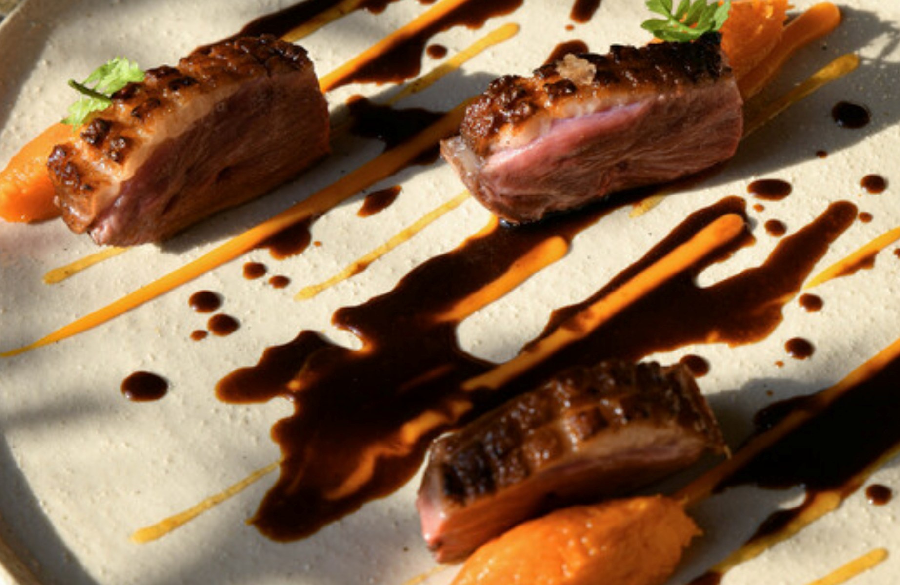 Anatra rosata con crema di carote e jus ristretto . © La Corte del Noce