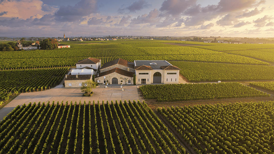 Vista aérea do Château La Conseillante cercado por vinhedos em Pomerol.